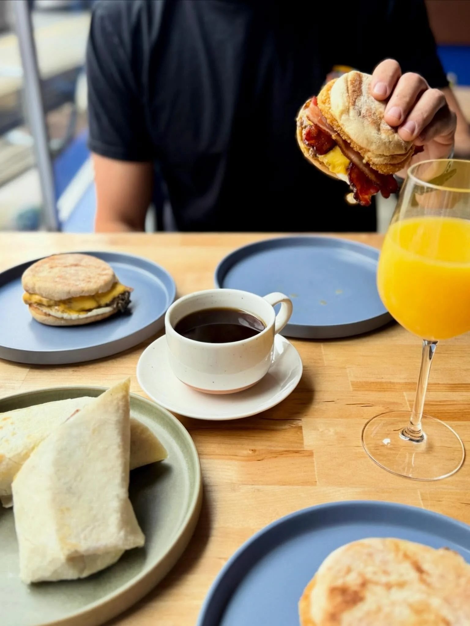 You could get every bfast sammy/burrito on the menu and also coffee and also a mimosa and you&rsquo;d win the day 🦭 QUICK STOP in Queen Anne, 9a-12p Thurs-Sun. Come get!!!

Yes&hellip;.. we make the hasbrowns in house 🥔

#seattlebreakfast #seattleb