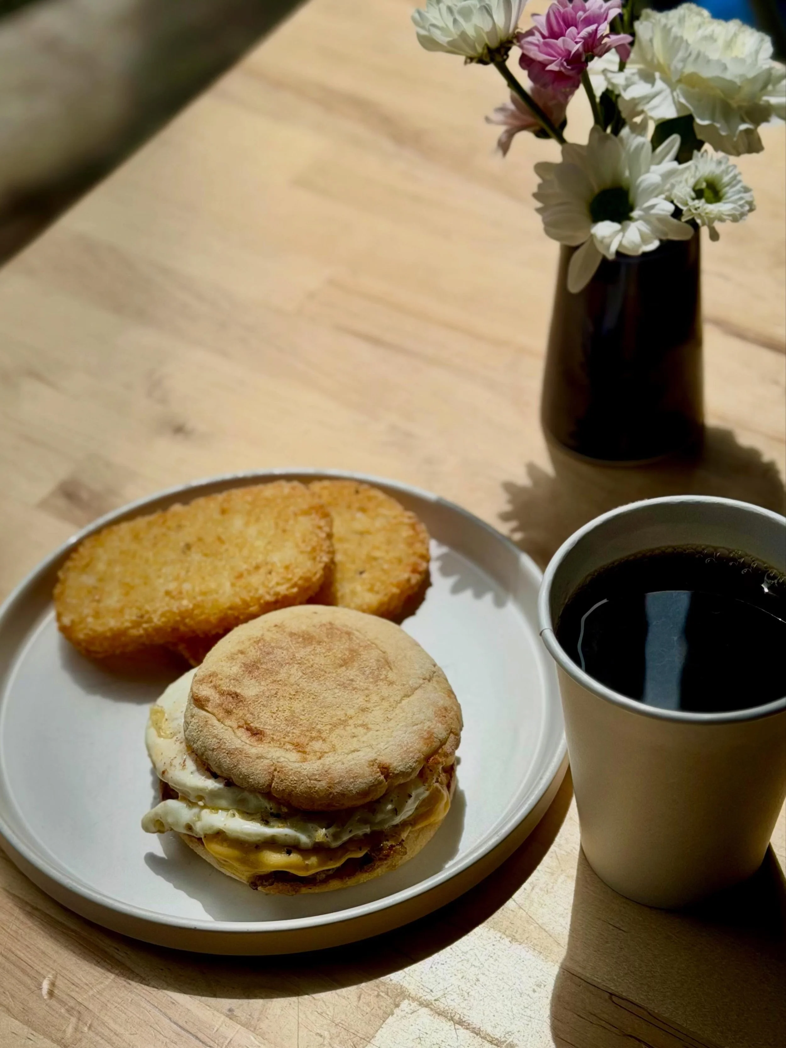 Chef Brett&rsquo;s Bfast &mdash; the Little Mac, hashbrowns, and a simple cup of joe ☕️ A perfect morning spread in Queen Anne! 

QUICK STOP Thurs-Sun 9a-12p, dine-in or place an order online for take-out/delivery. 

#queenanneseattle #seattlerestaur