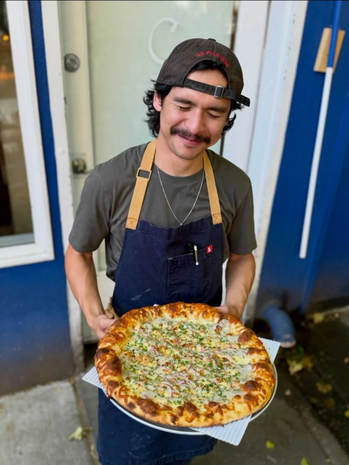 Chef Kev with our Summit Ave weekend special ✨✨✨ Chicken Bake Pizza &mdash; fontina, mozz, roasted chicken, onion, garlic, parm, chives, &amp; Cornelly Caesar dress 💯

#costco #naturallyleavened #seattlepizza #seattlerestaurants