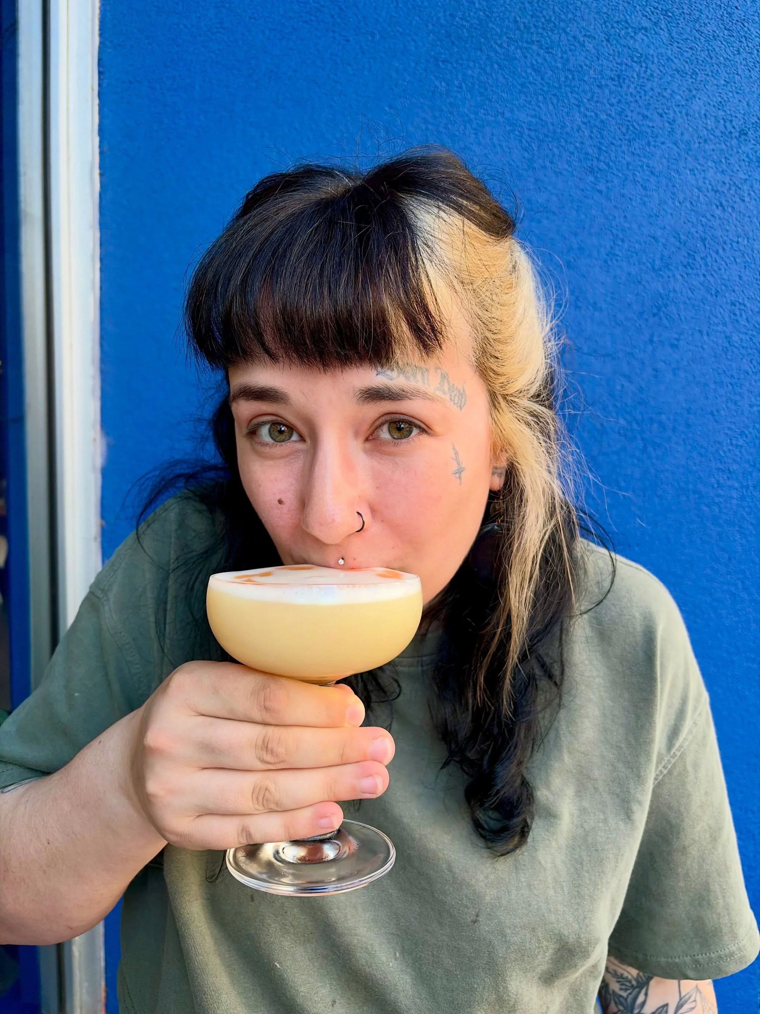 Another Belle-approved summer sipper in Queen Anne 🍋 The Mandi Pandi &mdash; tangerine limoncello, Italian vodka, lemon juice, vanilla, egg white. That perfect frothy delish for a perfect summer day. 

#summersip #queenanneseattle #seattlerestaurant