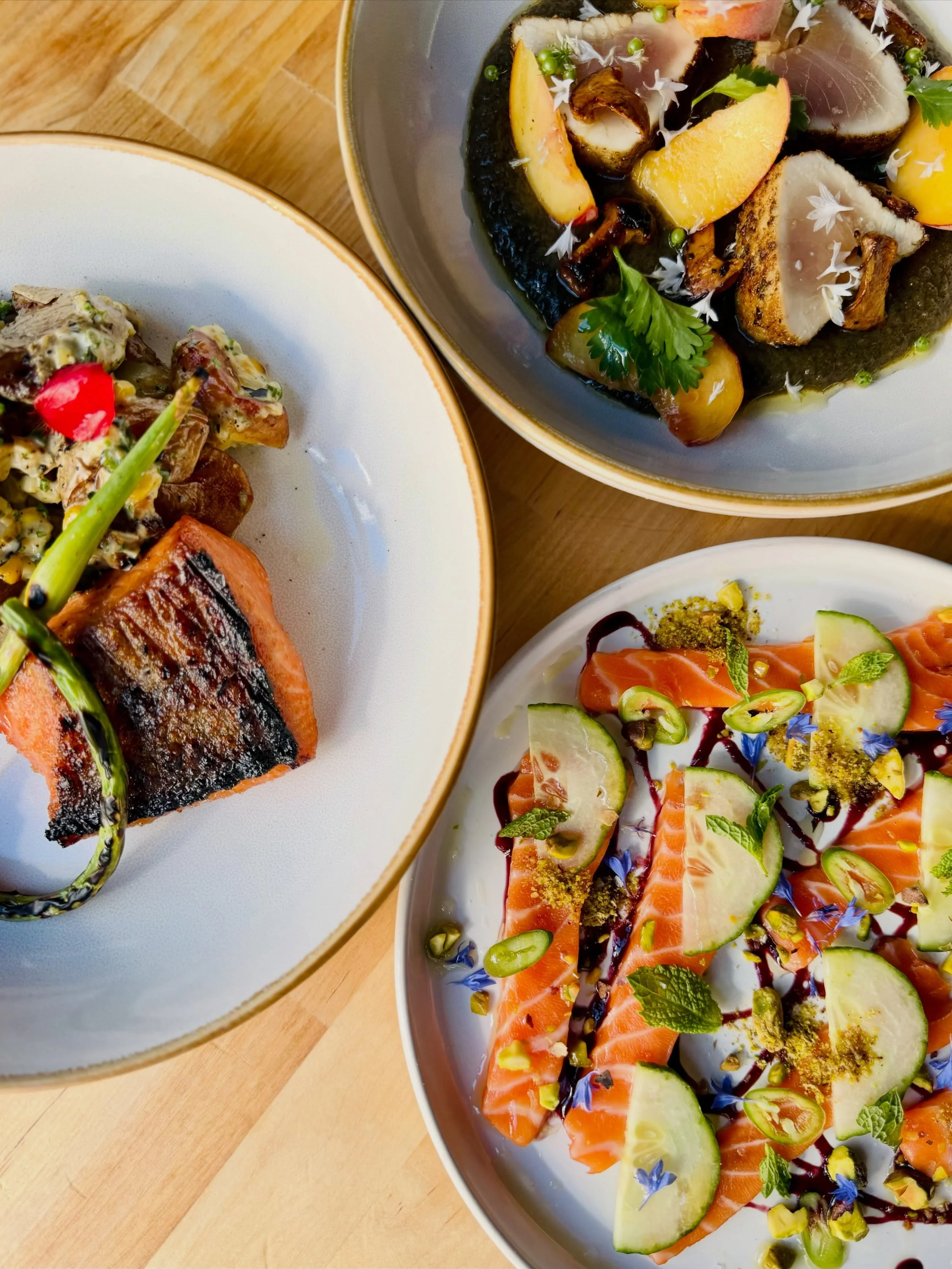 🎣 Vibrant fishes in Queen Anne&mdash; Grilled King Salmon, Albacore Tuna, Salmon Belly Crudo. Feels like the last moments for the beauty summer colors. Come get! 

#fishes #kingsalmon #crudo #seattlerestaurants #queenanneseattle