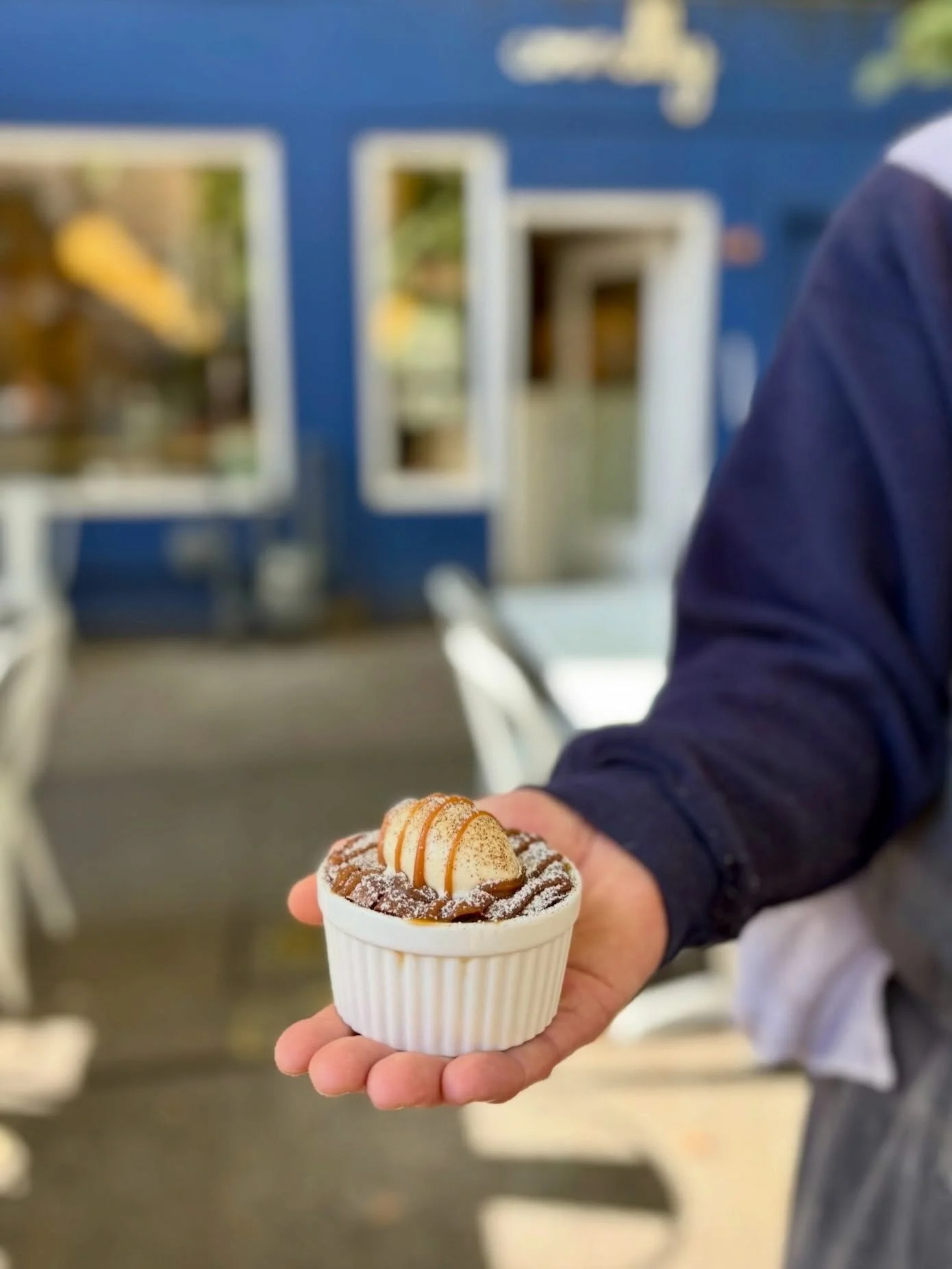 Espresso brownie &agrave; la mode, coffee caramel drizzle. Extreme treats on the menu at Capitol Hill to start your week right🍨💧🤭

Both spots open for dinner, 5-9p &mdash; link in bio to order online for take-out. Happy Monday y&rsquo;all! 

#alam