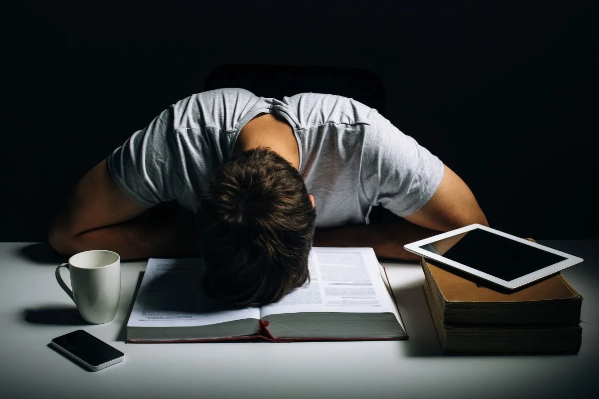 Dlaczego ruminacje nasilają się przed snem? Mechanizm pobudzenia i bezsenności