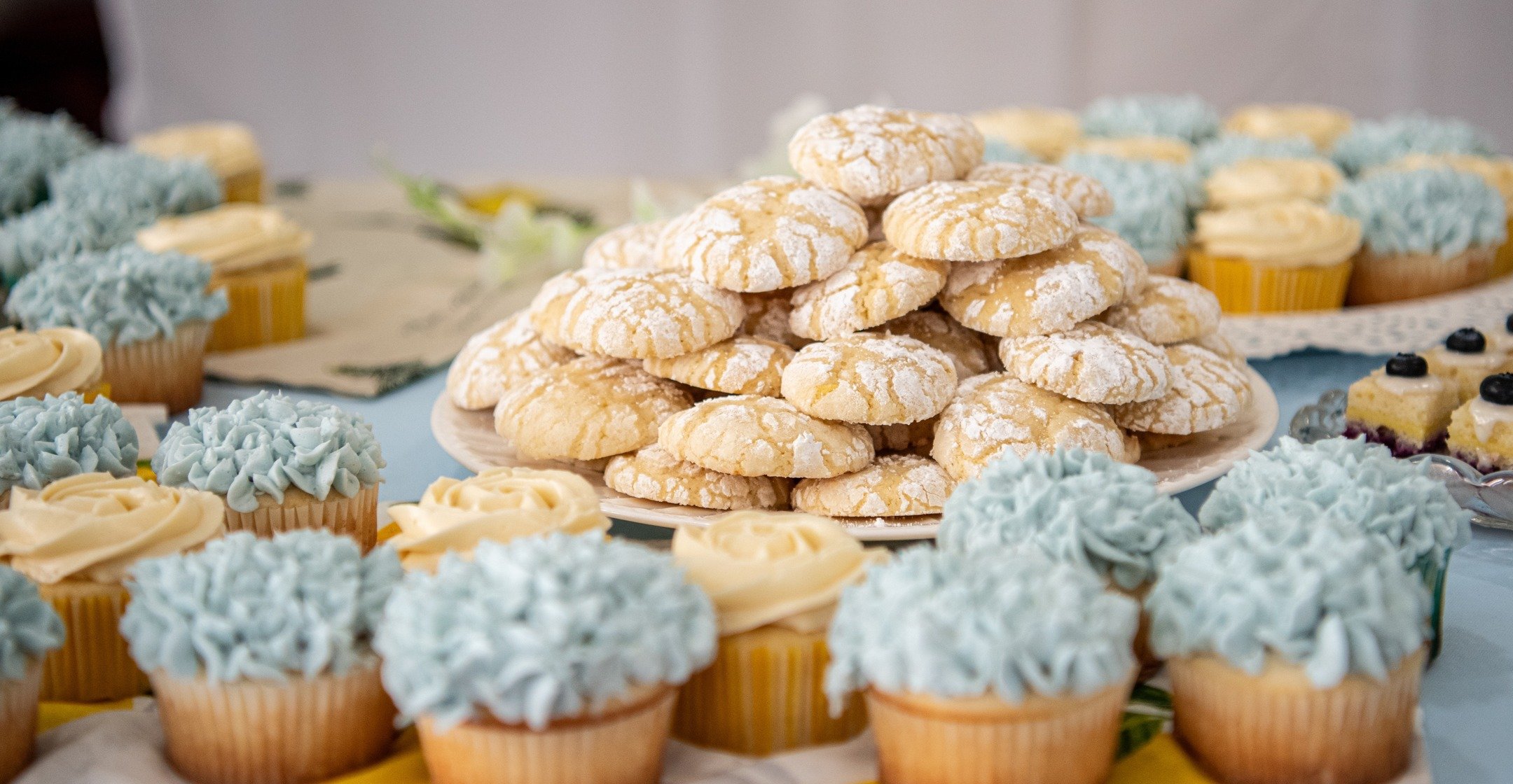 Earlier this month I had the opportunity to do a great big dessert table 🍋 Lemon crinkle cookies, almond + blueberry and lemon + honey cupcakes, lemon + blueberry petits-fours, lemon bars, and a little lemon cutting cake! 

It was a delight planning