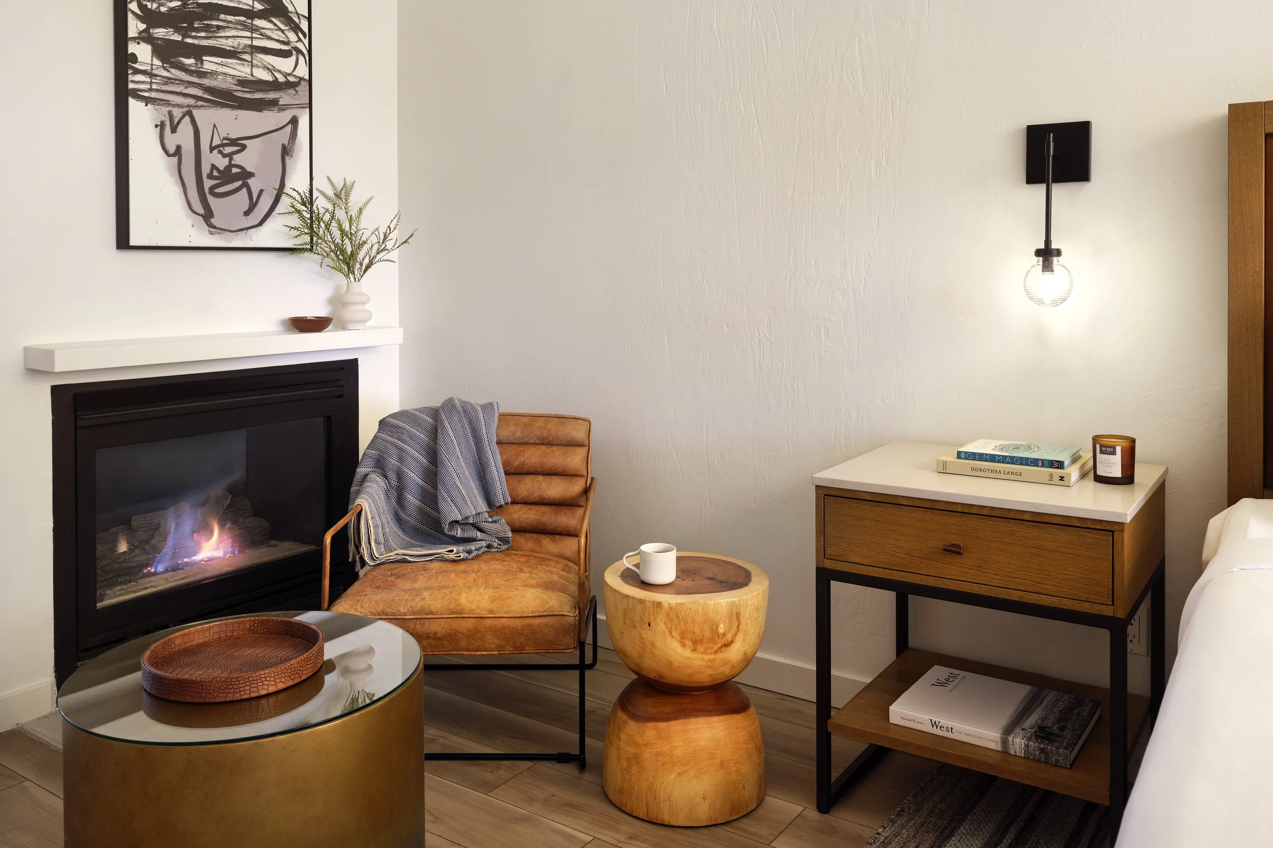 FLGSX_Fireplace_King_Guestroom_Seating_SUPW_320_color_alt.jpg