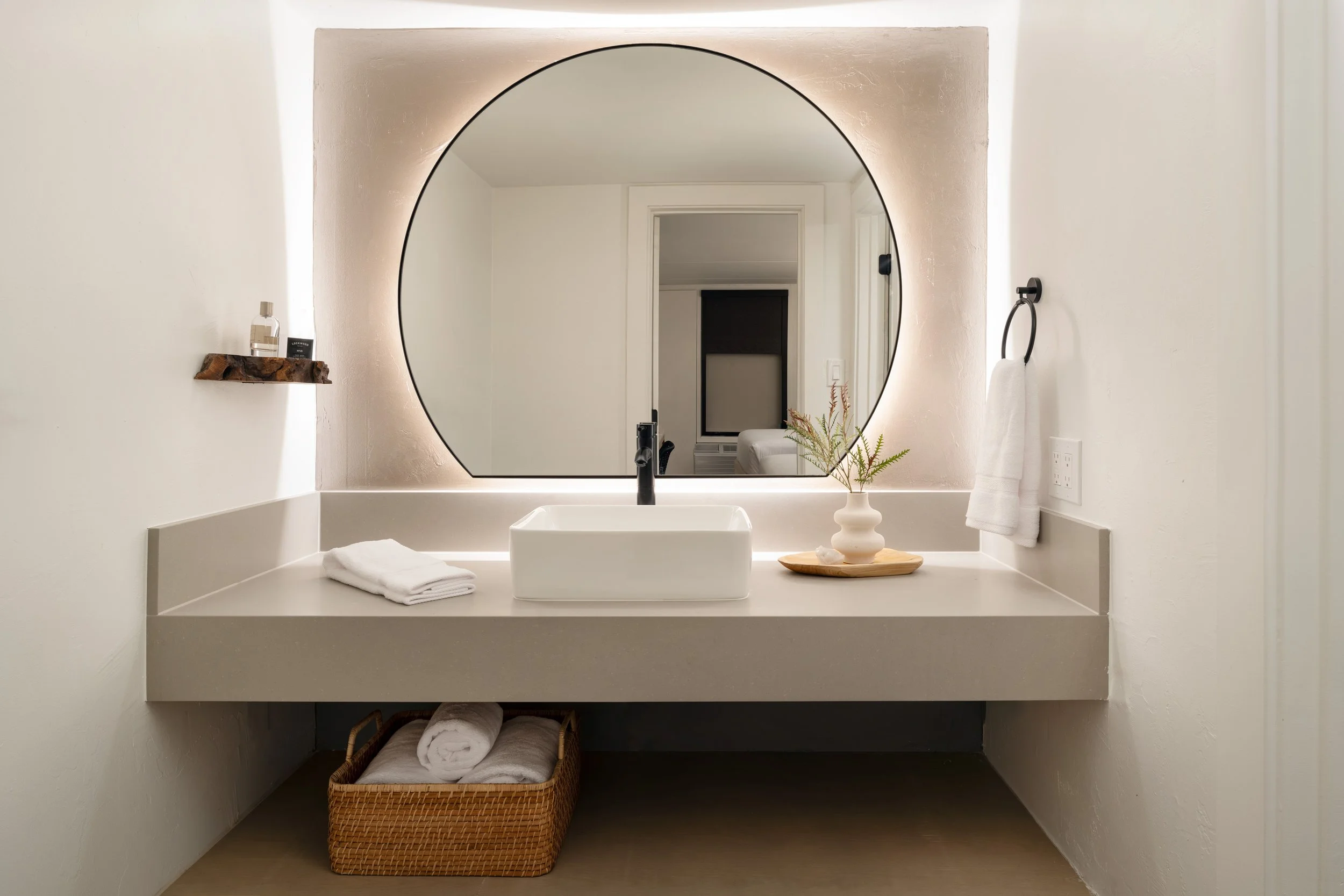FLGSX_DQUE_QUQU_Bathroom_Vanity.jpg