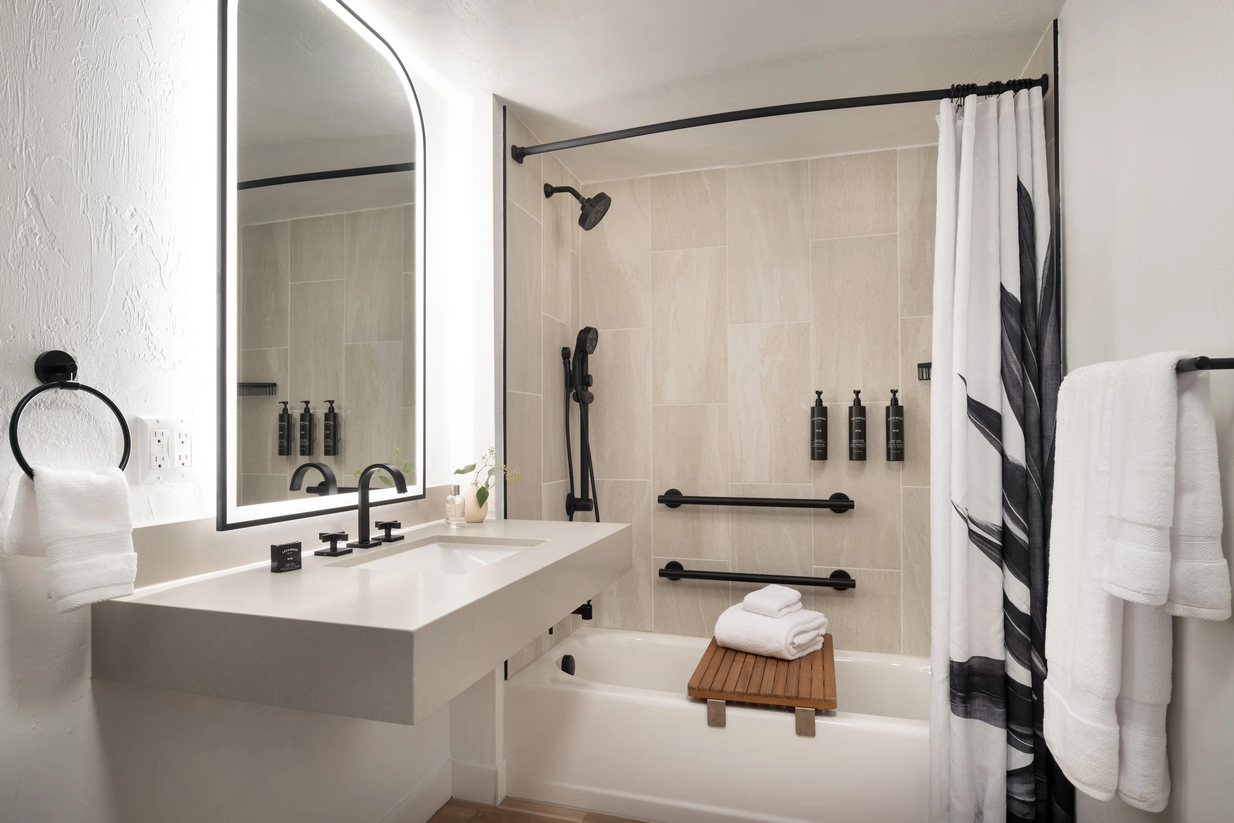 FLGSX_Accesible_Grab_Bar_Tub_Bathroom.jpg