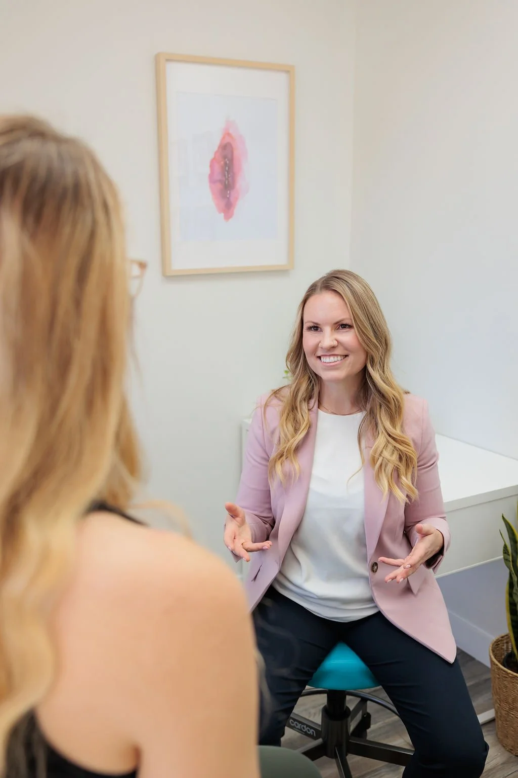 Pelvic health physiotherapist speaking with a patient during a consultation at Toronto Pessary Clinic.