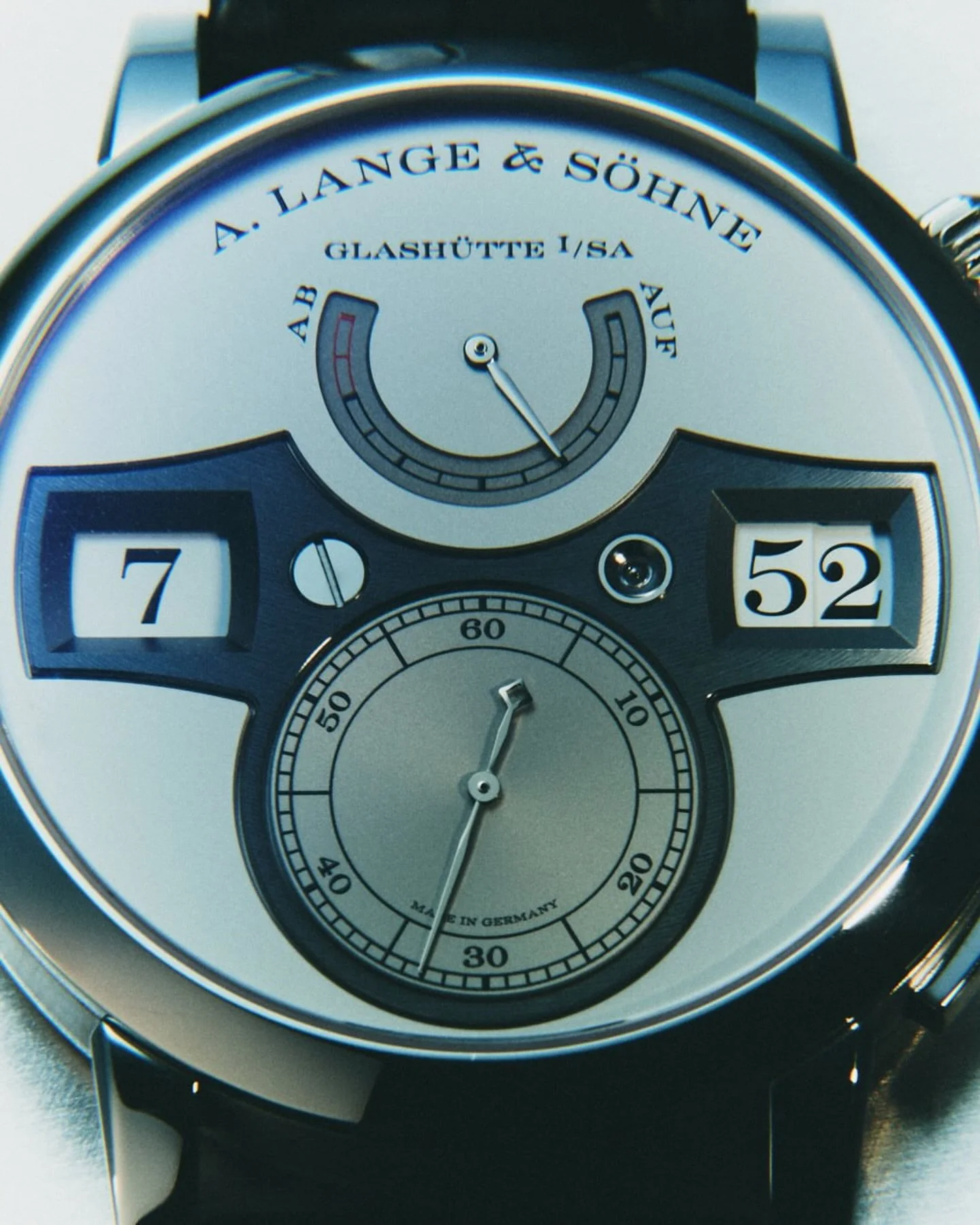 Repost from @dichen_chen
Editorial print + digital motion photography of the Zeitwerk 950 Platinum for @roadandtrack vol.34: Numbers

Thank you, Di-Chen for such an incredible series of images, and thank you to A. Lange &amp; S&ouml;hne @alangesoehne
