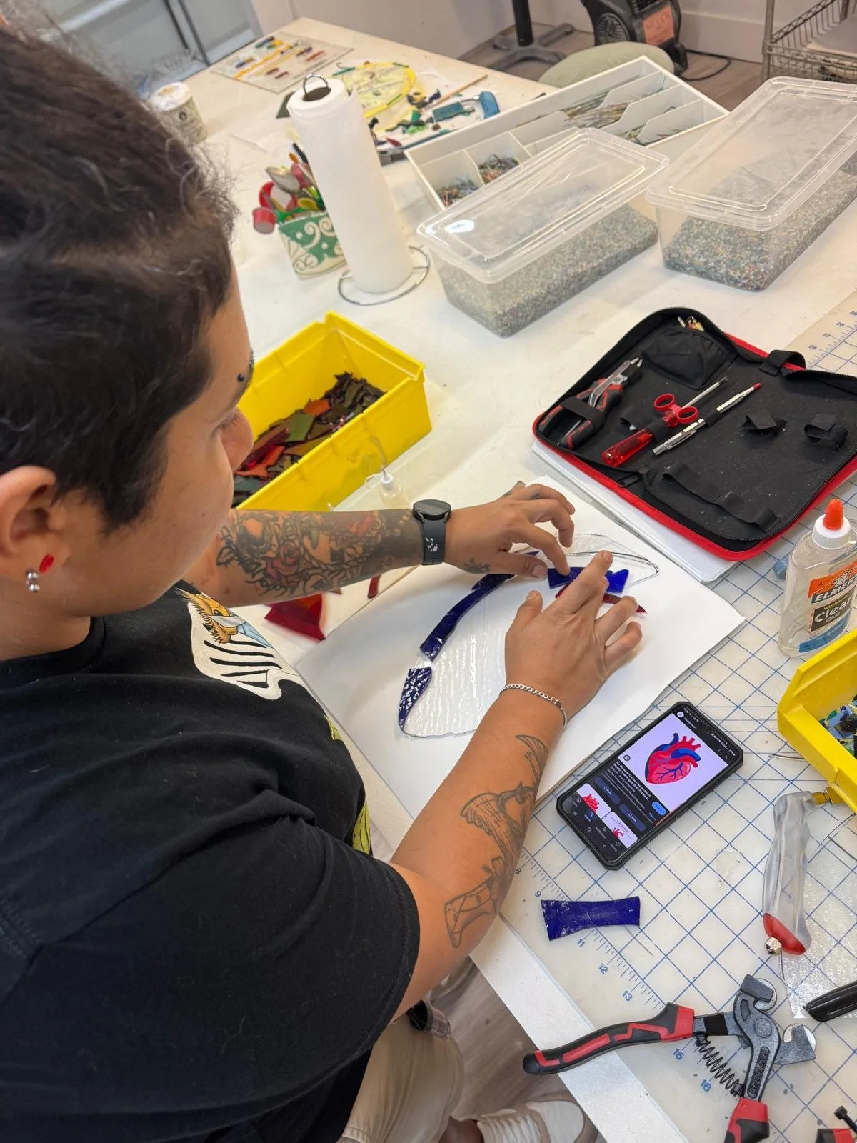 After grinding the broken fish tail, I started looking around for red and blue pieces so I could create the veins and part of the muscle.