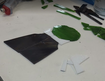 Here I was cutting and putting the white and brown glass on the places I saw they fit right.