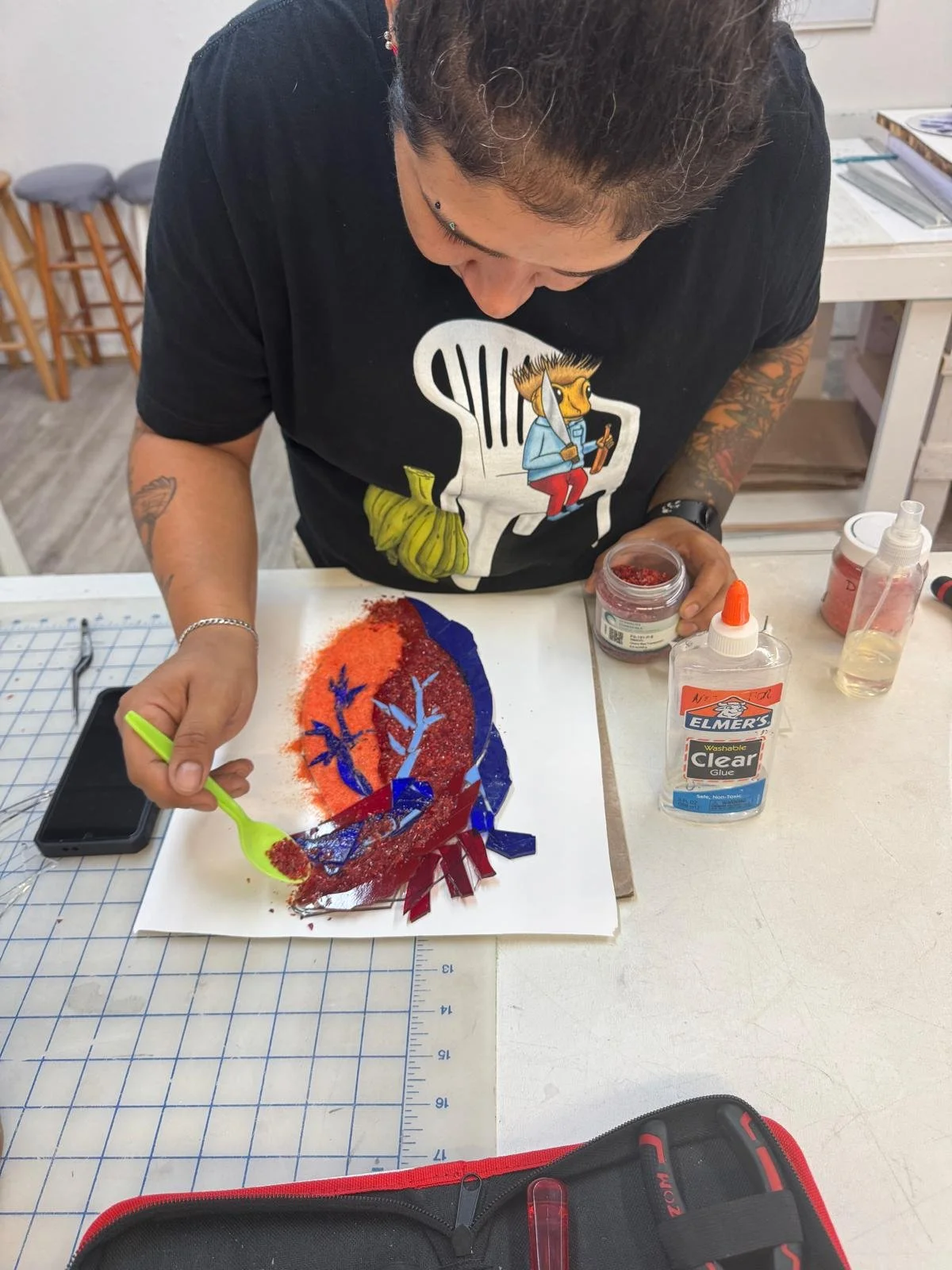 Here and on the next picture I had already started adding frits to fill the empty spaces and add some texture.