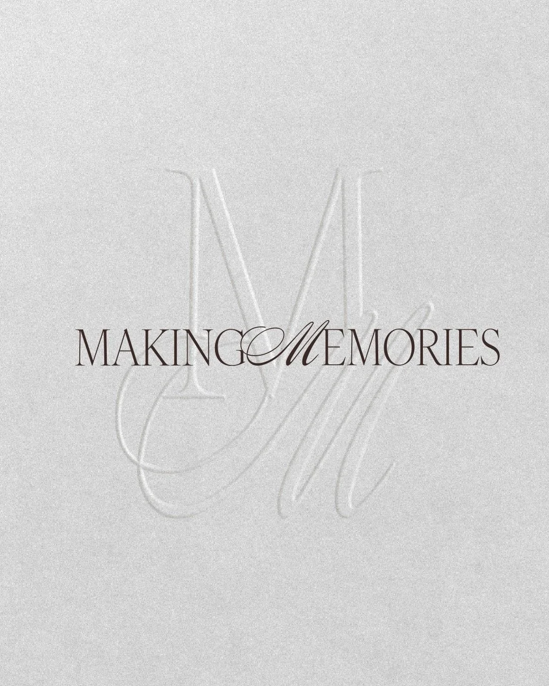 Making Memories - en ny visuell identitet 🤎

Det h&auml;r projektet har varit ett av de mest givande jag gjort. Att f&aring; hj&auml;lpa ett redan etablerat varum&auml;rke att hitta tillbaka till sig sj&auml;lvt; samma v&auml;rme, samma sj&auml;l, m
