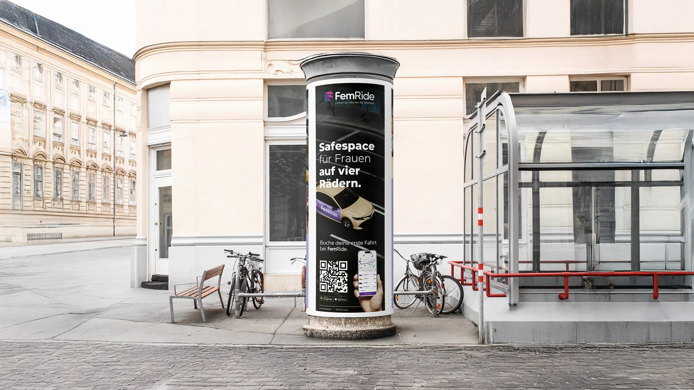 Eine Plakatkampagne für FemRide, eine Litfaßsäule auf der ein Plakat von FemRide geklebt ist.