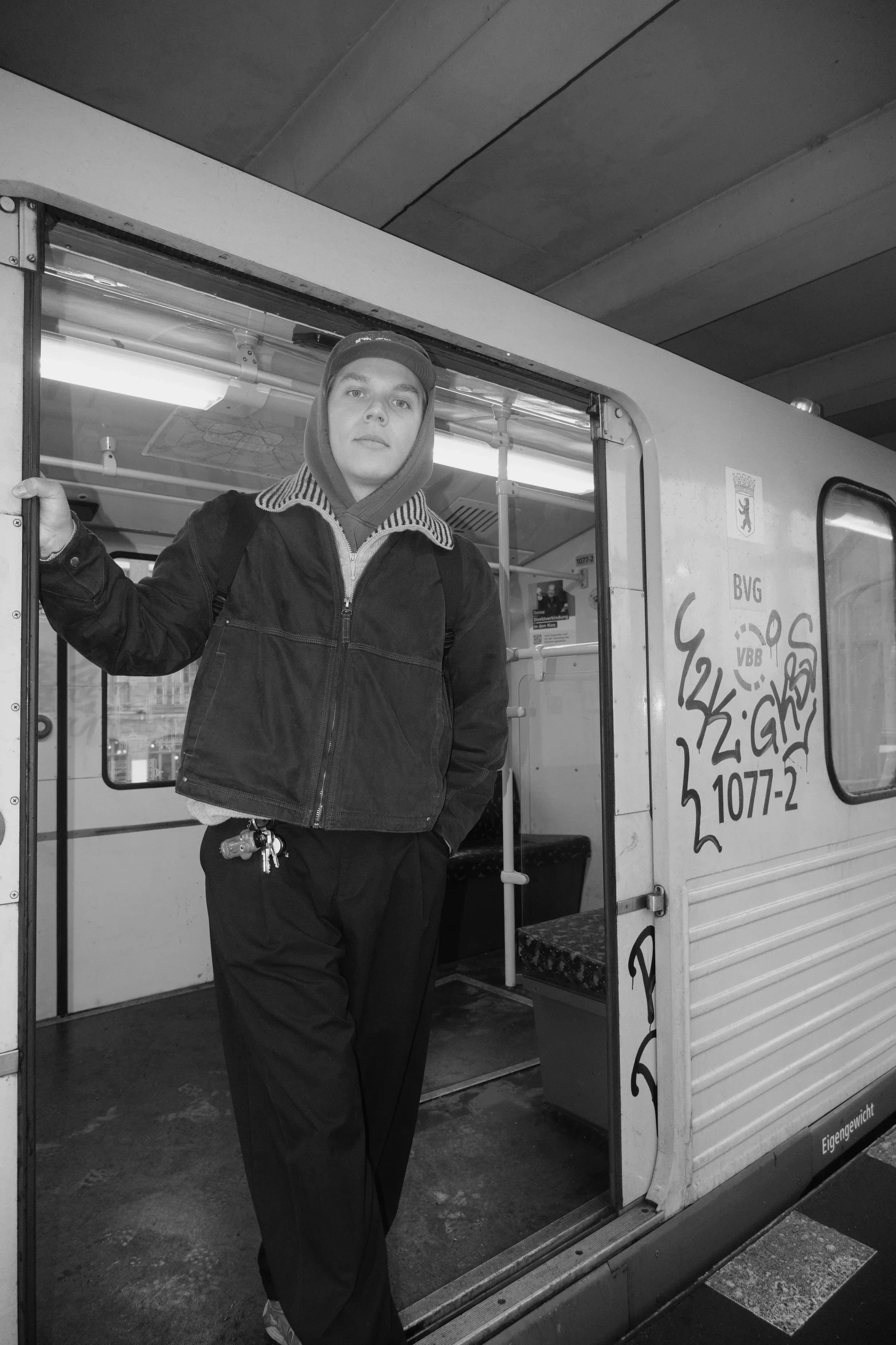 Der Gründer Valentin Felgenhauer vom Studio Interrobang in einer U-Bahn in Berlin