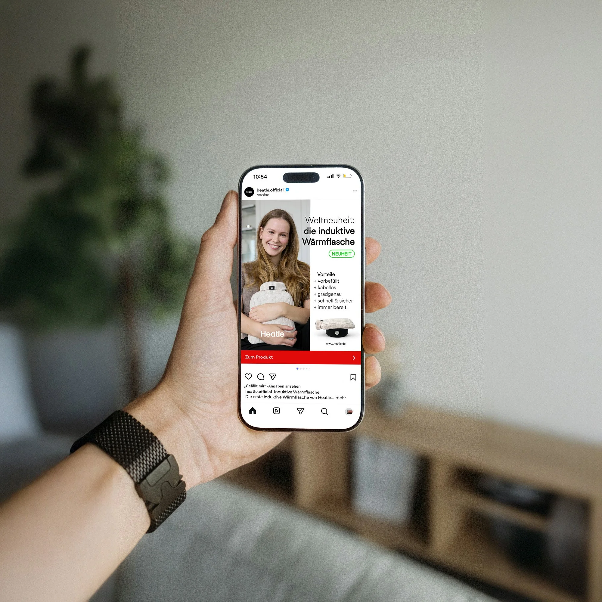 Ein Handy auf dem Werbung auf Instagram geschalten ist für die Firma Heatle