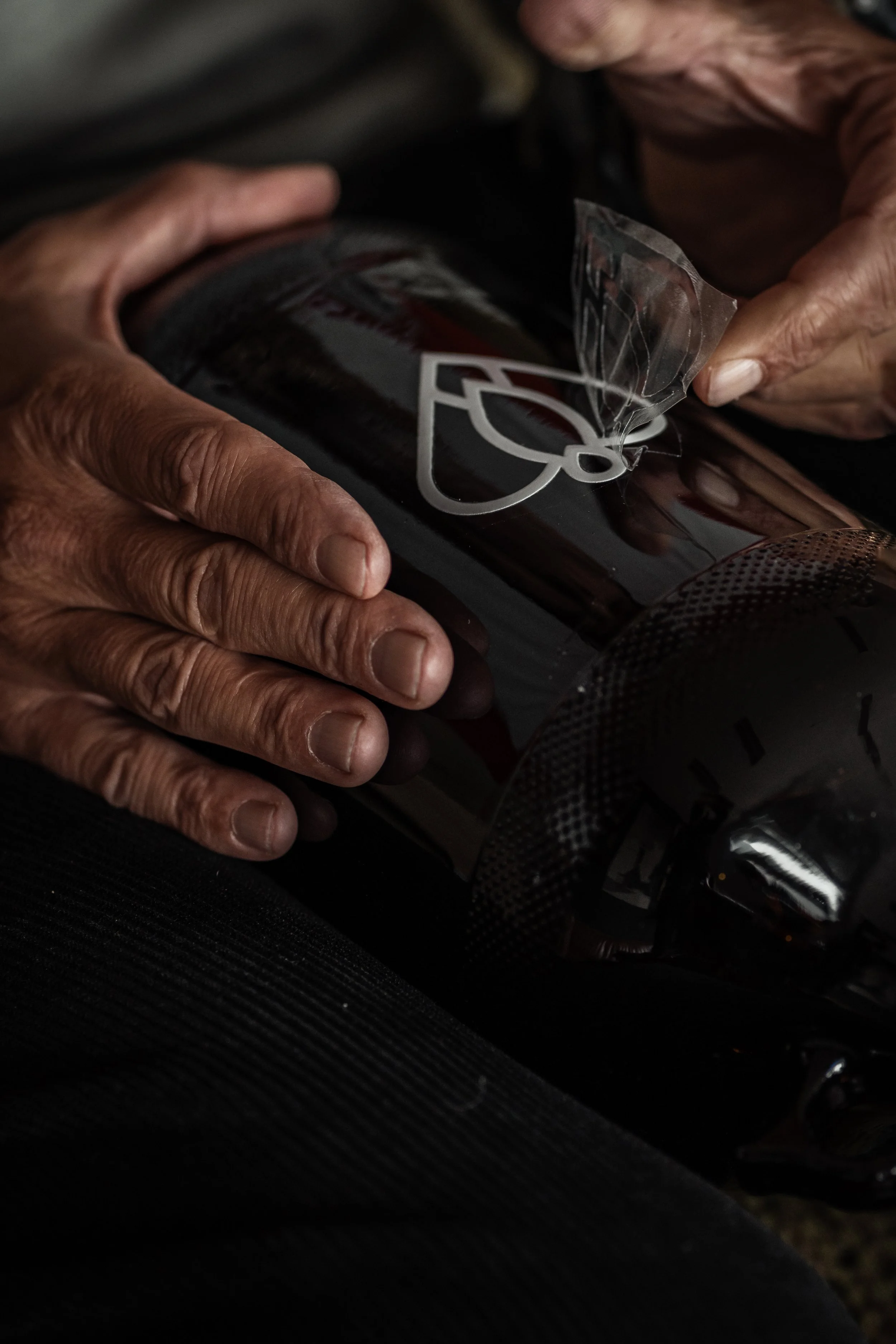 Une personne manipule une bouteille de champagne à l'aide d'une technique pour ouvrir une bouteille de champagne de manière sécurisée.