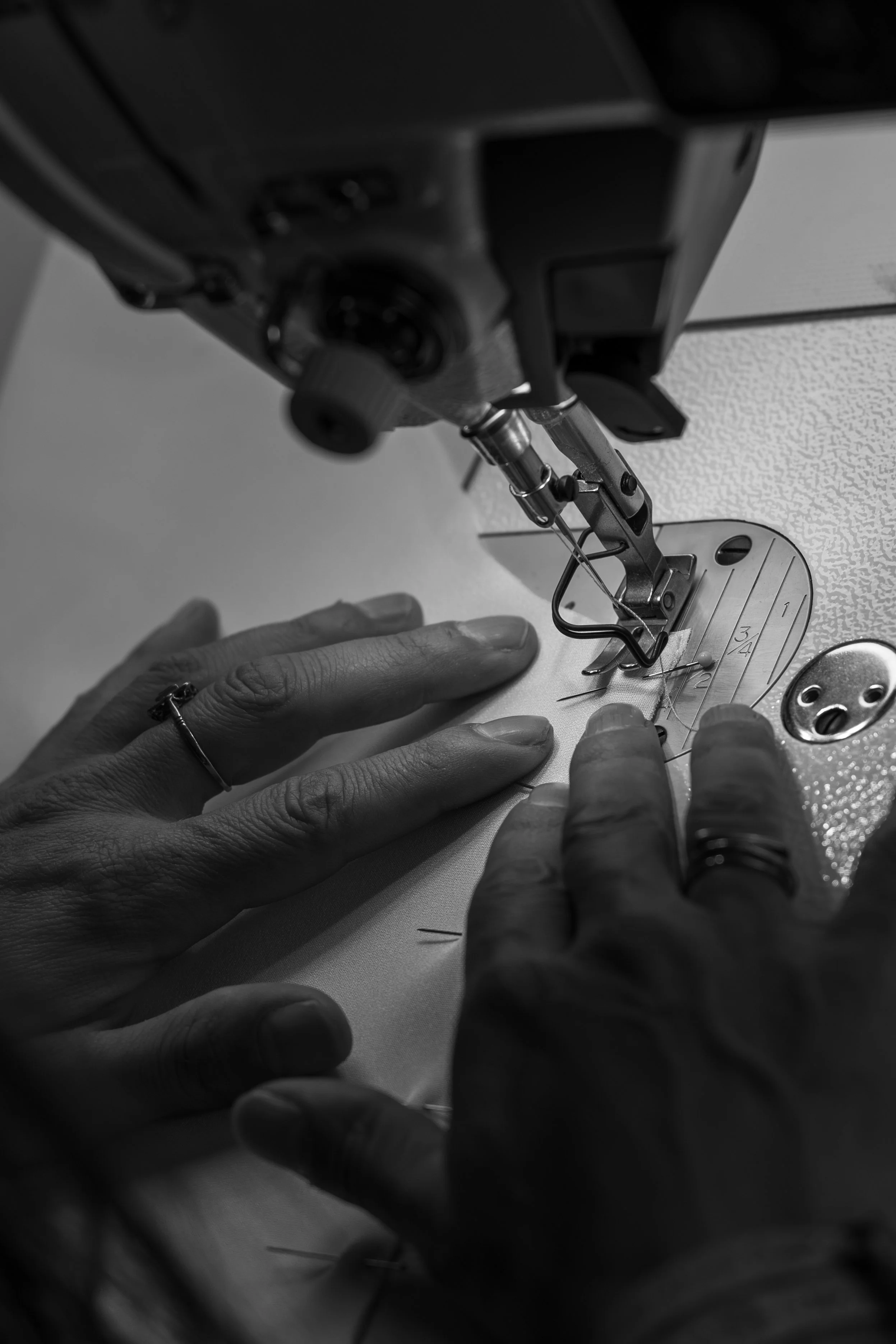 Une personne utilisant une machine à coudre pour fabriquer du tissu ou du vêtement.