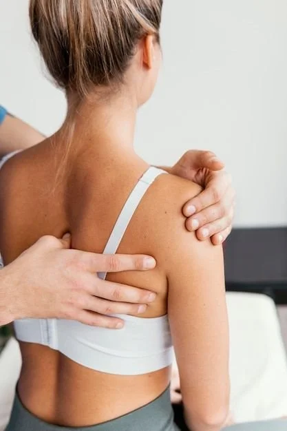 Une femme reçoit un traitement ou une thérapie à l'épaule par un professionnel médical ou un thérapeute.