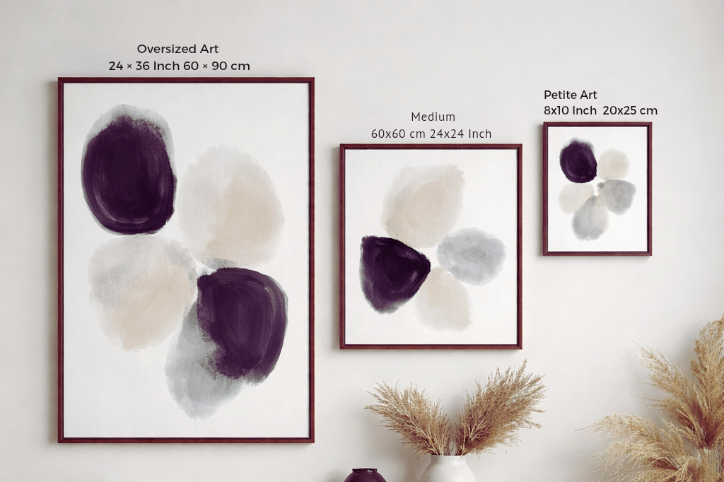 Drei abstrakte Kunstwerke in unterschiedlichen Größen hängen an einer weißen Wand, mit Pflanzen im Vordergrund.