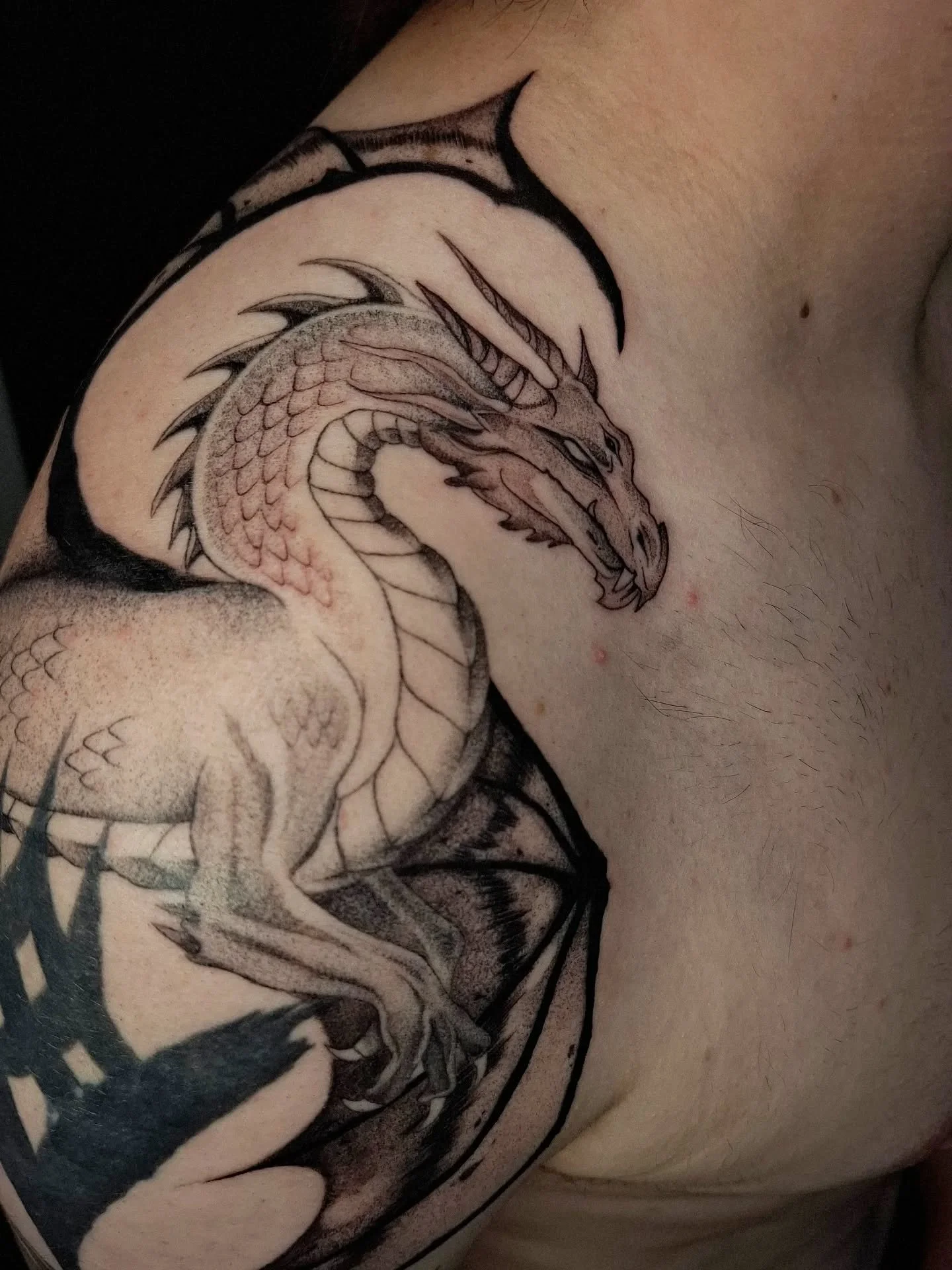 🔲 Big Dragon boy! 

&bull; will continue this project for blend the existing tattoo in with the new one soon! 
&bull; more big stuff like this pls 🥹

#leuventattooshop #illustrativetattoo #dragontattoo #darkdragontattoo #luneink #thelostoasistattoo