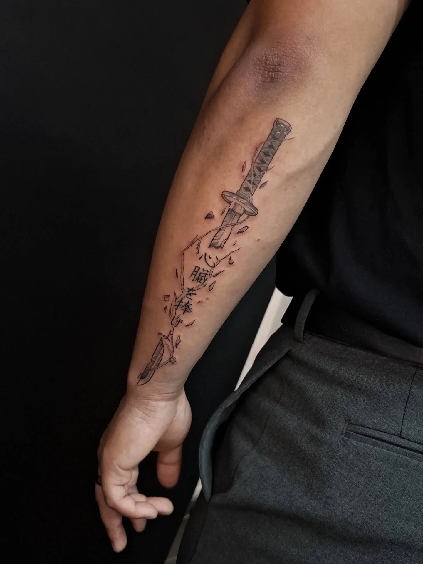 ⚔️ SASAGEYO ! 

&bull; Thank you for trusting me with your first tattoo Basanta! 🙏

#animeinspiredtattoo #animetattoo #attackontitantattoo #aottattoo #sasageyo #sasageyotattoo #weebtattoo #animelove #animeartistbelgium #luneink