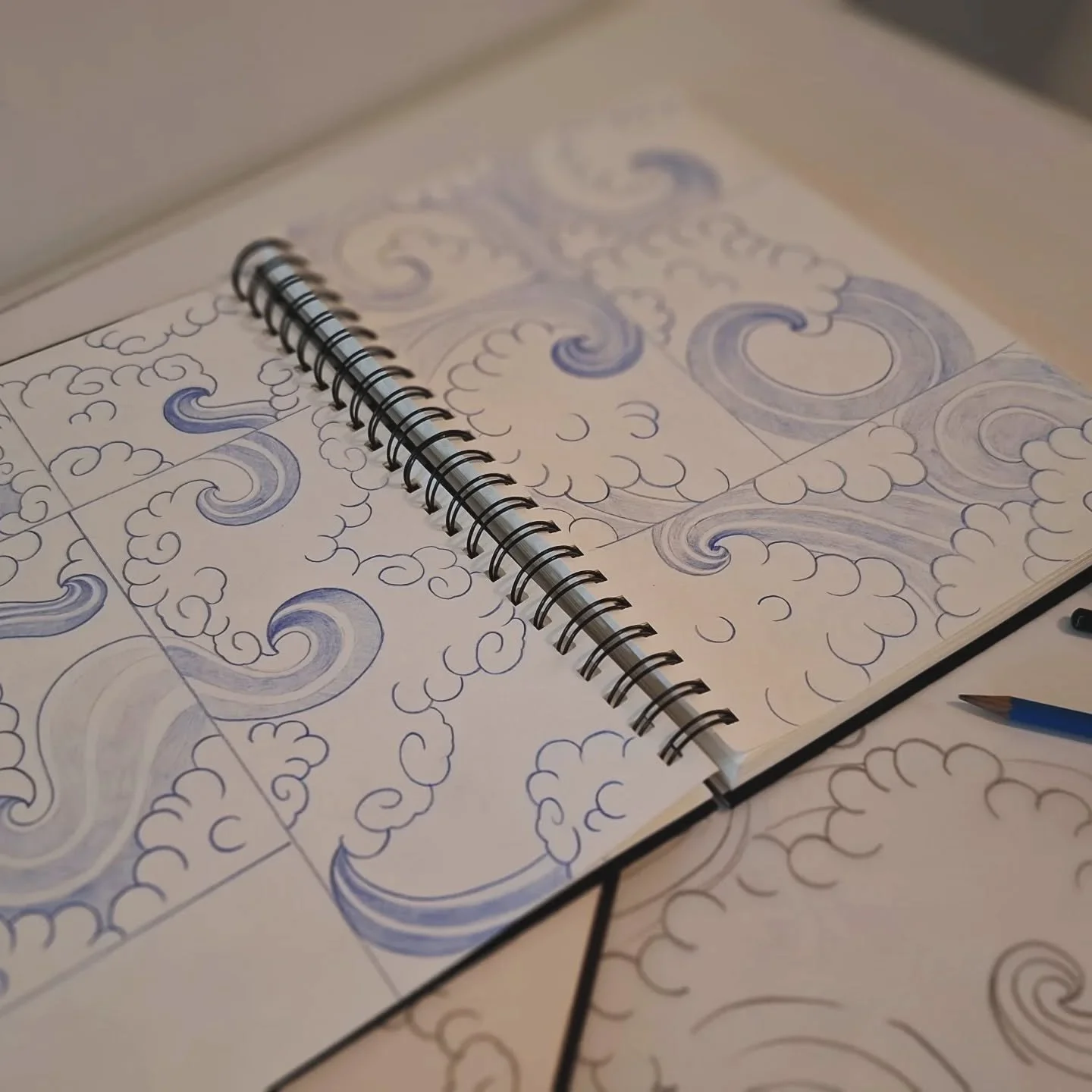 ☁️ CLOUDS &bull; Lesson 2 of the Oriental course I am following, lectured by our teacher @yunhetattoo. 
I am already learning so many new things and I love it! 💙

#orientaltattooing #orientaldrawing #cloudstattoo #tattoocourse #drawingcourse