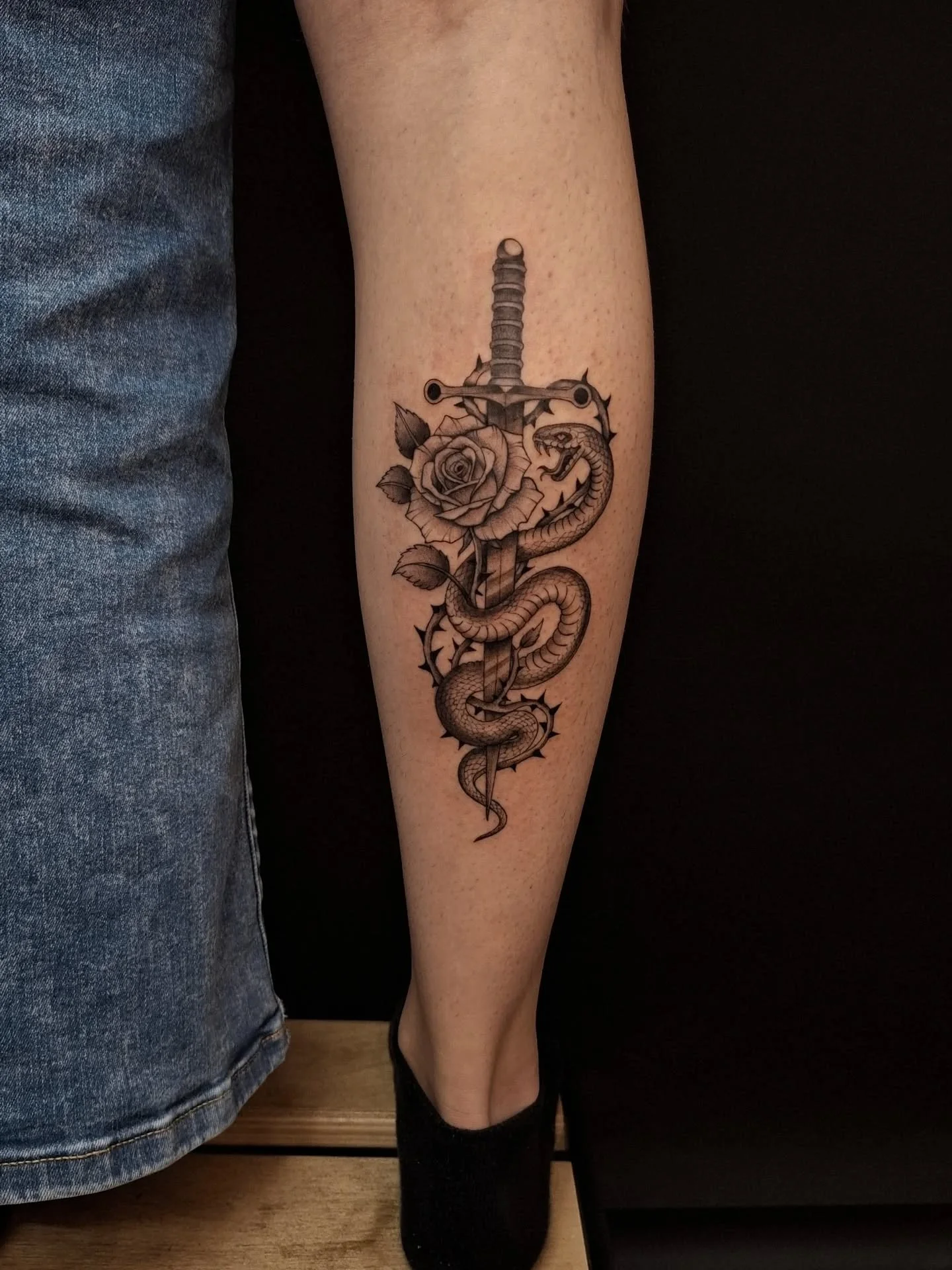 🐍🌹 &bull; 

~ From the first week of October! thank you Prisca for the returning trust. 🙏 [Parts healed, parts fresh]

You will see some tattoos from the past few weeks since I am a little behind on posting. This is due to a course I am following 