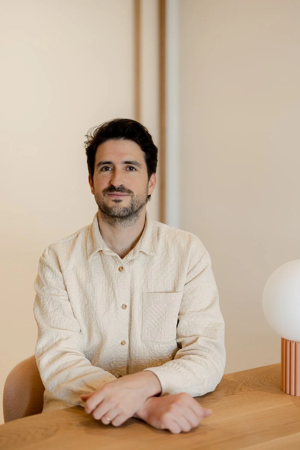 Portrait de Thomas Garrain, médecin généraliste, membre de l’équipe Gyn&Sens, lieu de santé dédié à la femme à Biarritz
