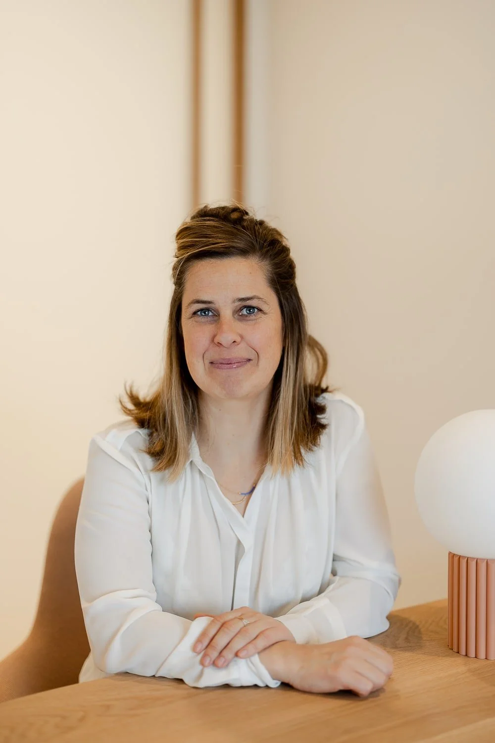 Portrait de Astrid Leclerc, ostéopathe, membre de l’équipe Gyn&Sens, lieu de santé dédié à la femme à Biarritz