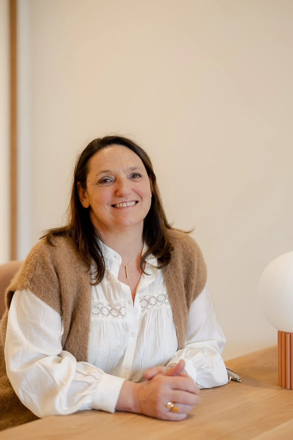 Portrait de Valérie De Betelu, sage femme, membre de l’équipe Gyn&Sens, lieu de santé dédié à la femme à Biarritz