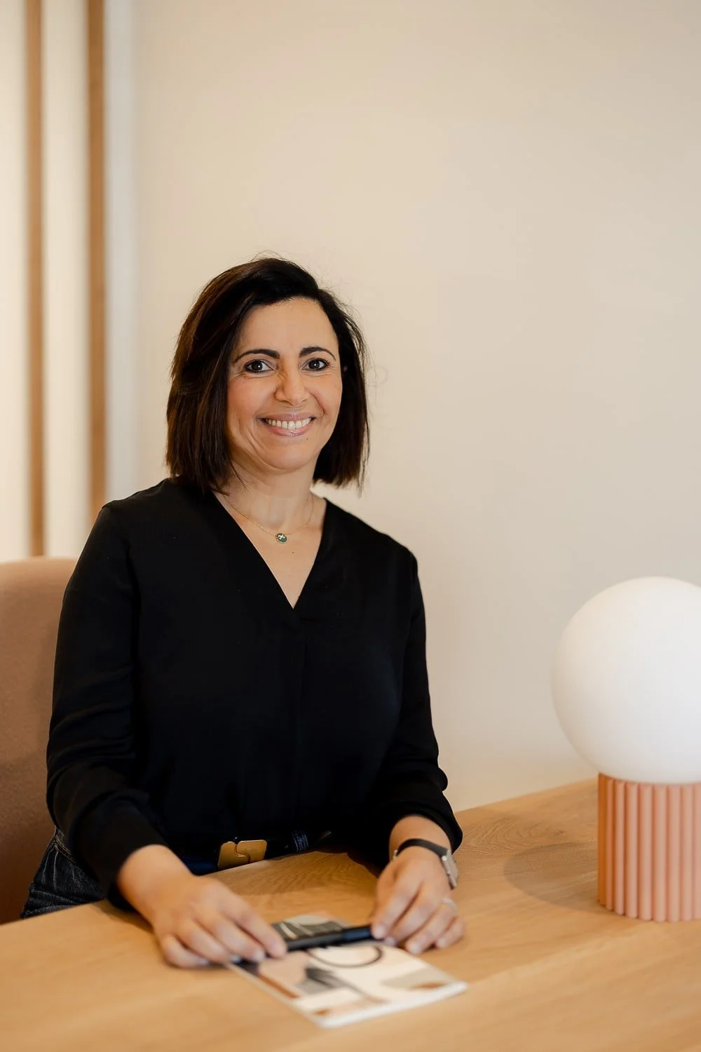 Portrait de Dounia Skalli, chirurgien gynécologue, membre de l’équipe Gyn&Sens, lieu de santé dédié à la femme à Biarritz