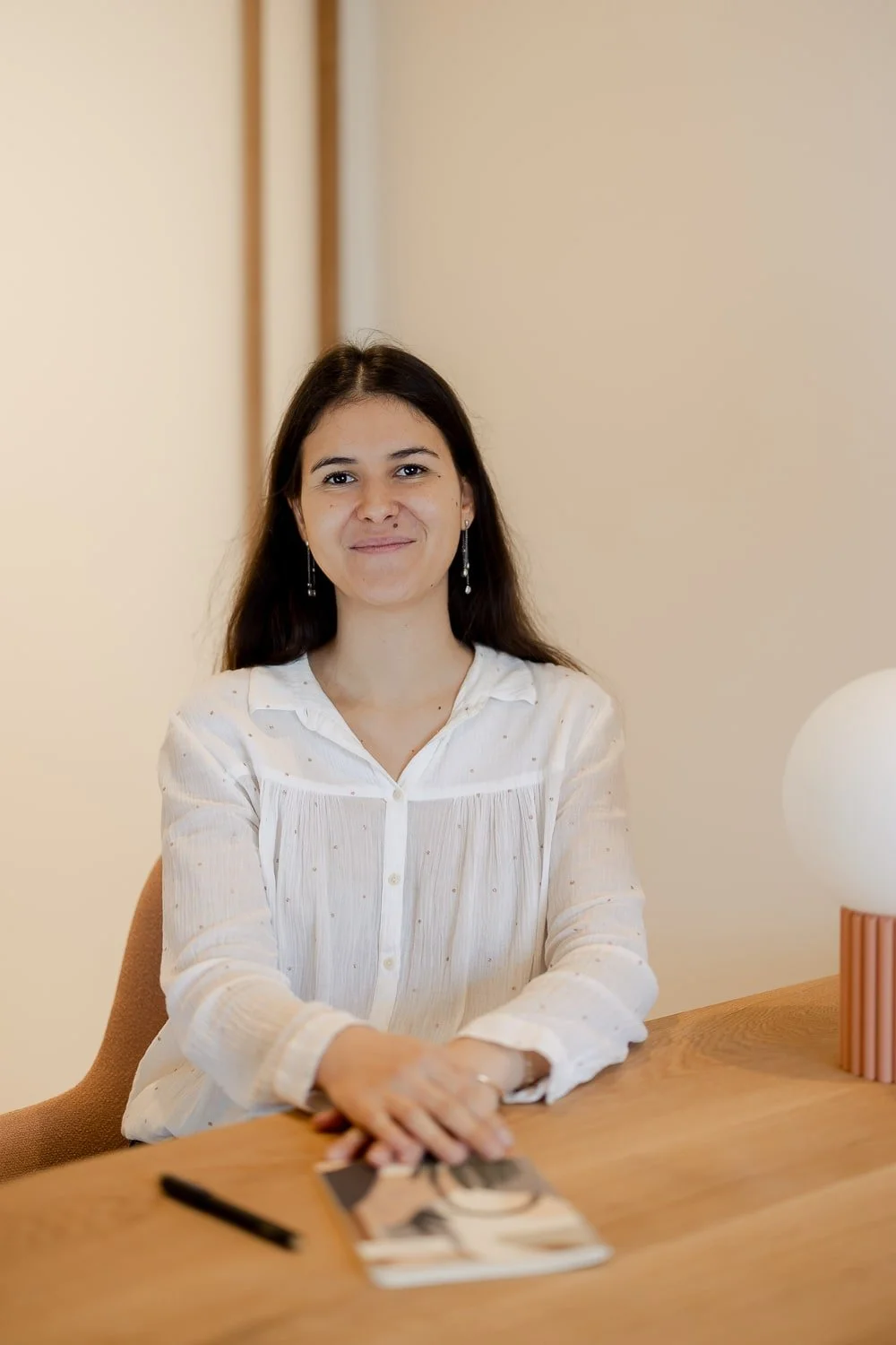 Portrait de Zélie Leyris, gynécologue médicale, membre de l’équipe Gyn&Sens, lieu de santé dédié à la femme à Biarritz