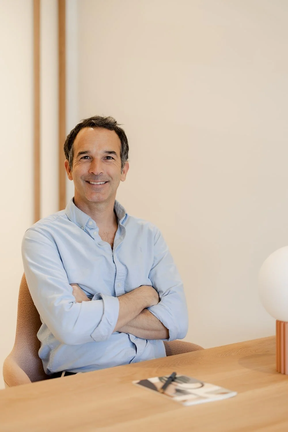 Portrait de Raphaël Gaüzere, chirurgien gynécologue, membre de l’équipe Gyn&Sens, lieu de santé dédié à la femme à Biarritz