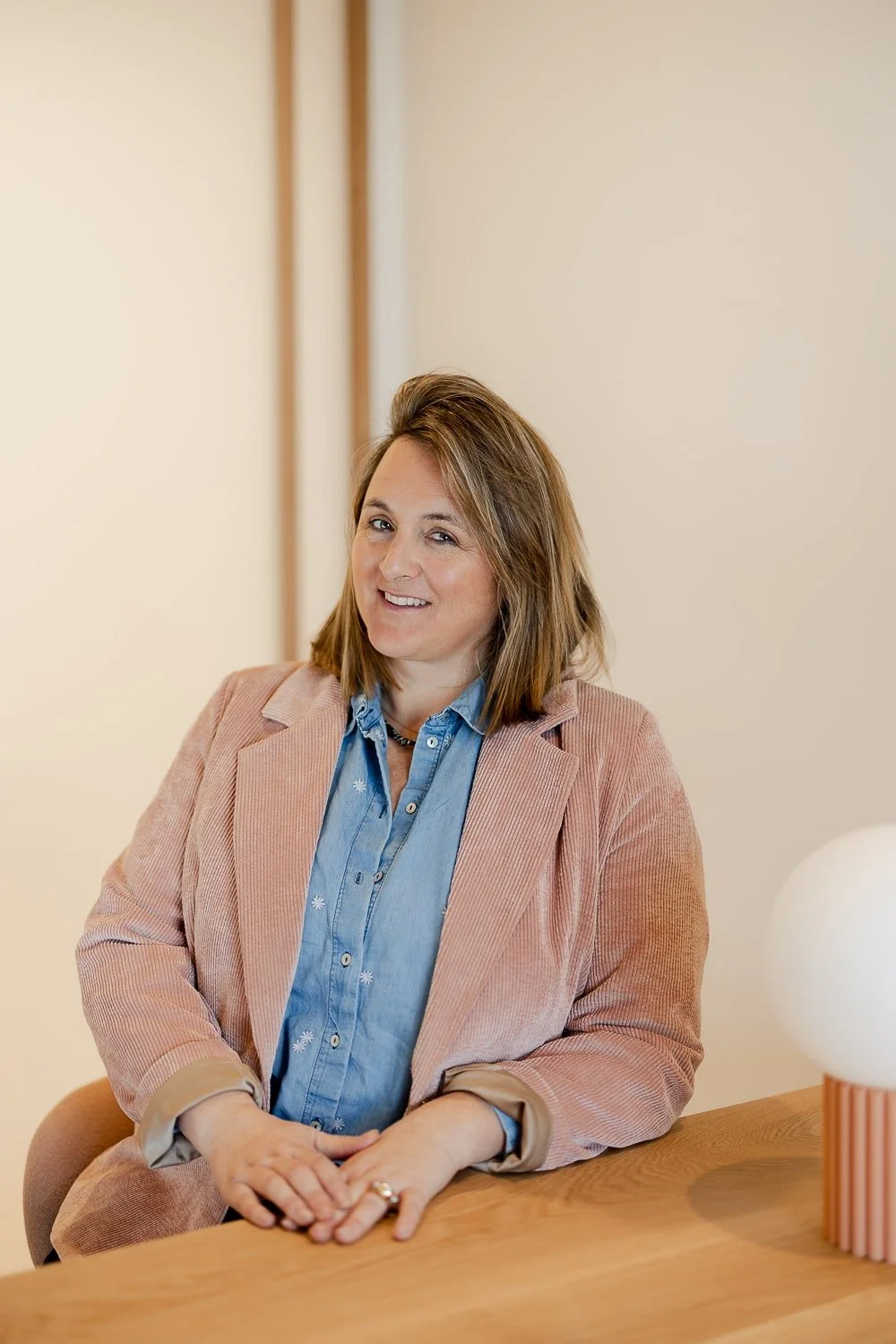 Portrait de Anne-Charlotte Menjot, gynécologue médicale, membre de l’équipe Gyn&Sens, lieu de santé dédié à la femme à Biarritz