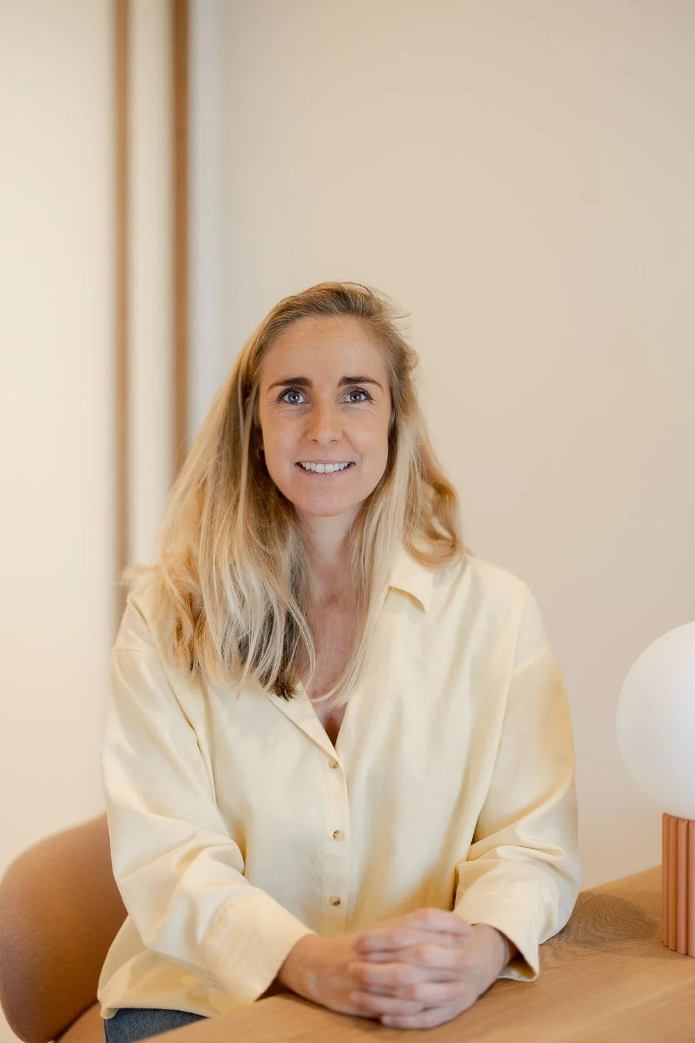 Portrait de Mathilde Peyroutet, ostéopathe, membre de l’équipe Gyn&Sens, lieu de santé dédié à la femme à Biarritz