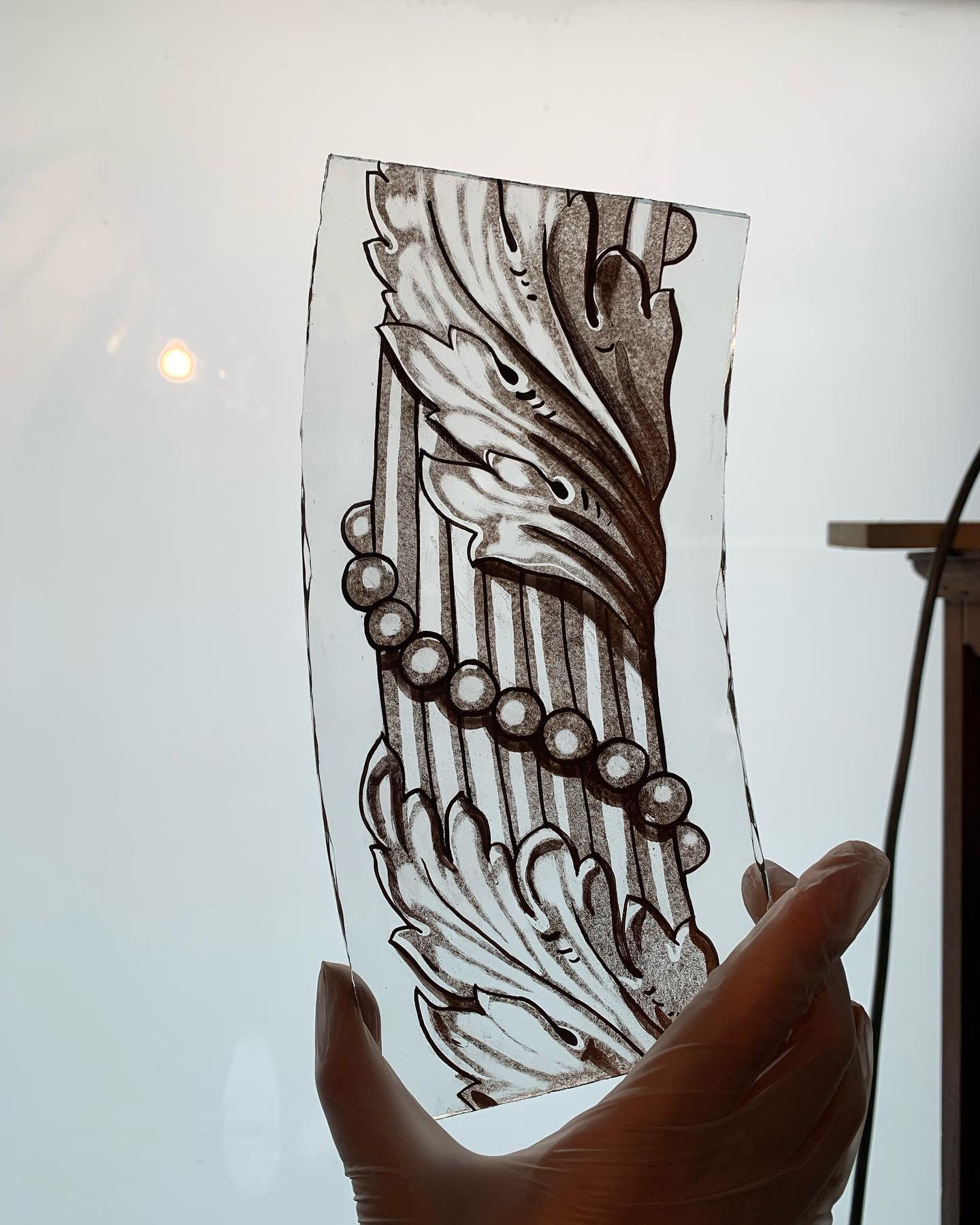 Pi&egrave;ce de restau !

Sacr&eacute; challenge avec un blaireaut&eacute; putois&eacute; comme base puis quelques traits, pour ensuite passer au r&eacute;hauts et jaune d&rsquo;argent (qui n&rsquo;a pas tr&egrave;s bien pris&hellip; ☹️) 
That was fu