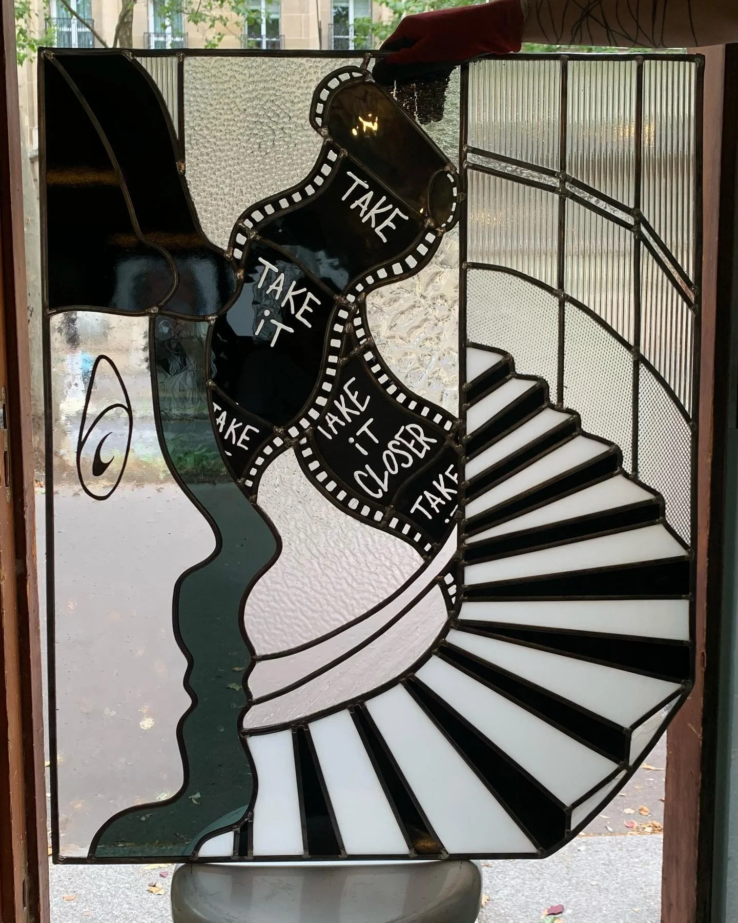 ~ Art Deco ~

R&eacute;alisation de ma maquette avec des inspirations de Paul Poiret.
1ere coupe de verre textur&eacute; avec en prime du verre plaqu&eacute;, que j&rsquo;ai pu graver !
Petit oeil r&eacute;alis&eacute; au trait, et &eacute;videmment 