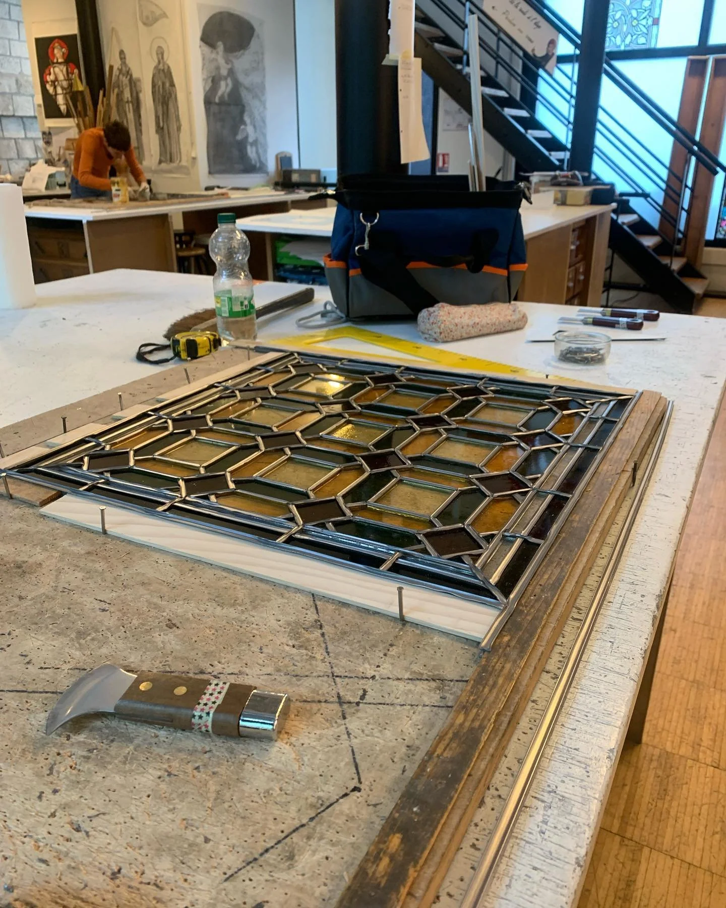 Borne au carr&eacute; 

Coupe et choix des verres avec d&eacute;couverte de la technique de la pige et de la machine ! 
Sertissage rempli de doubles coudes, mais pas de panique.. je suis la reine des coudes 👑
+ Petite vid&eacute;o du rabattage des p