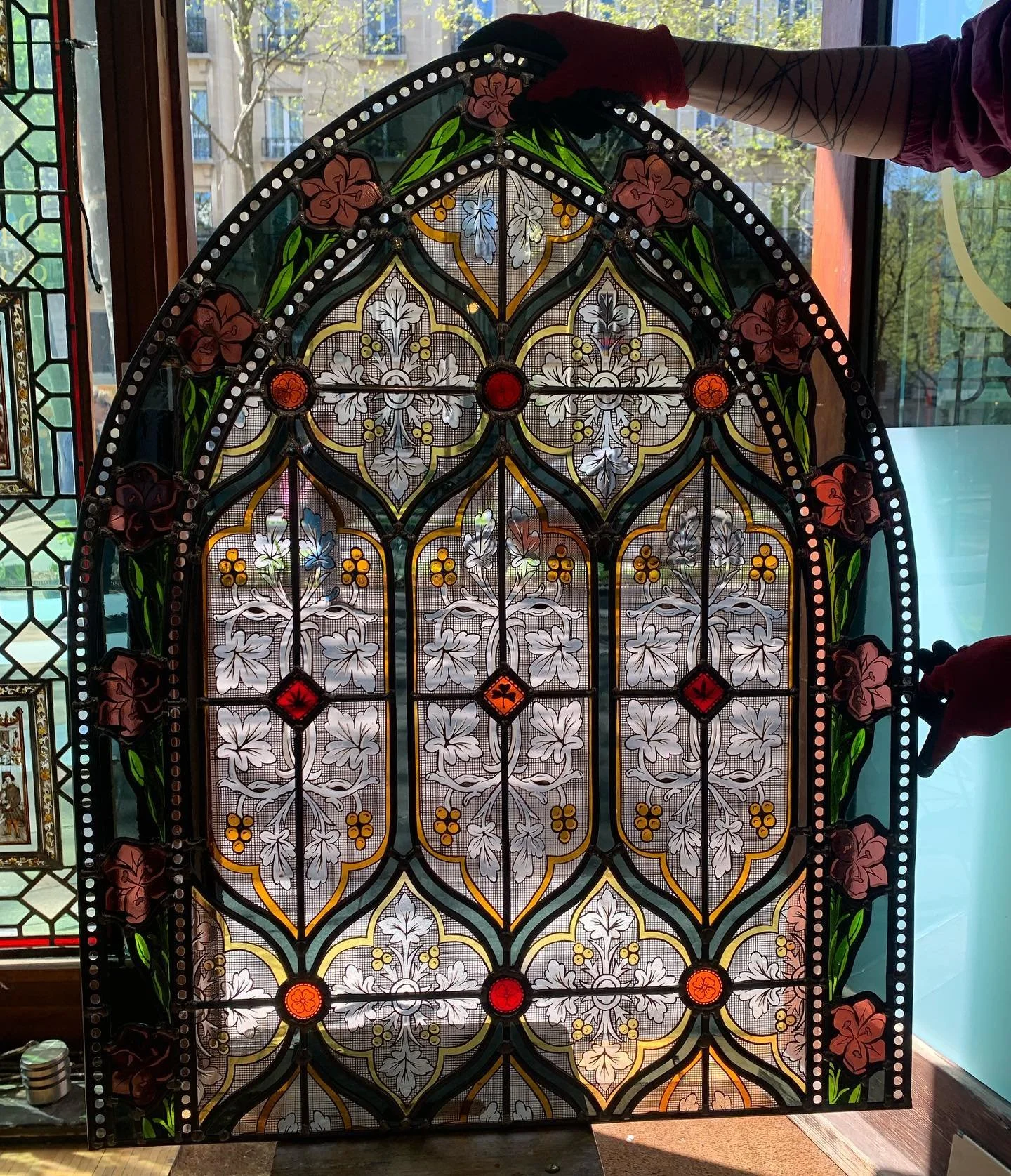 ~ Cage a mouche ~

Un des panneaux que j&rsquo;ai le plus aim&eacute; r&eacute;aliser ! 
Gros travail de peinture avec Grisaille + vinaigre au brun XVI, Lavis au lait, et 2 jaunes d&rsquo;argent, normal au sulfure et JA 2eme cuisson. 
Et &eacute;vide