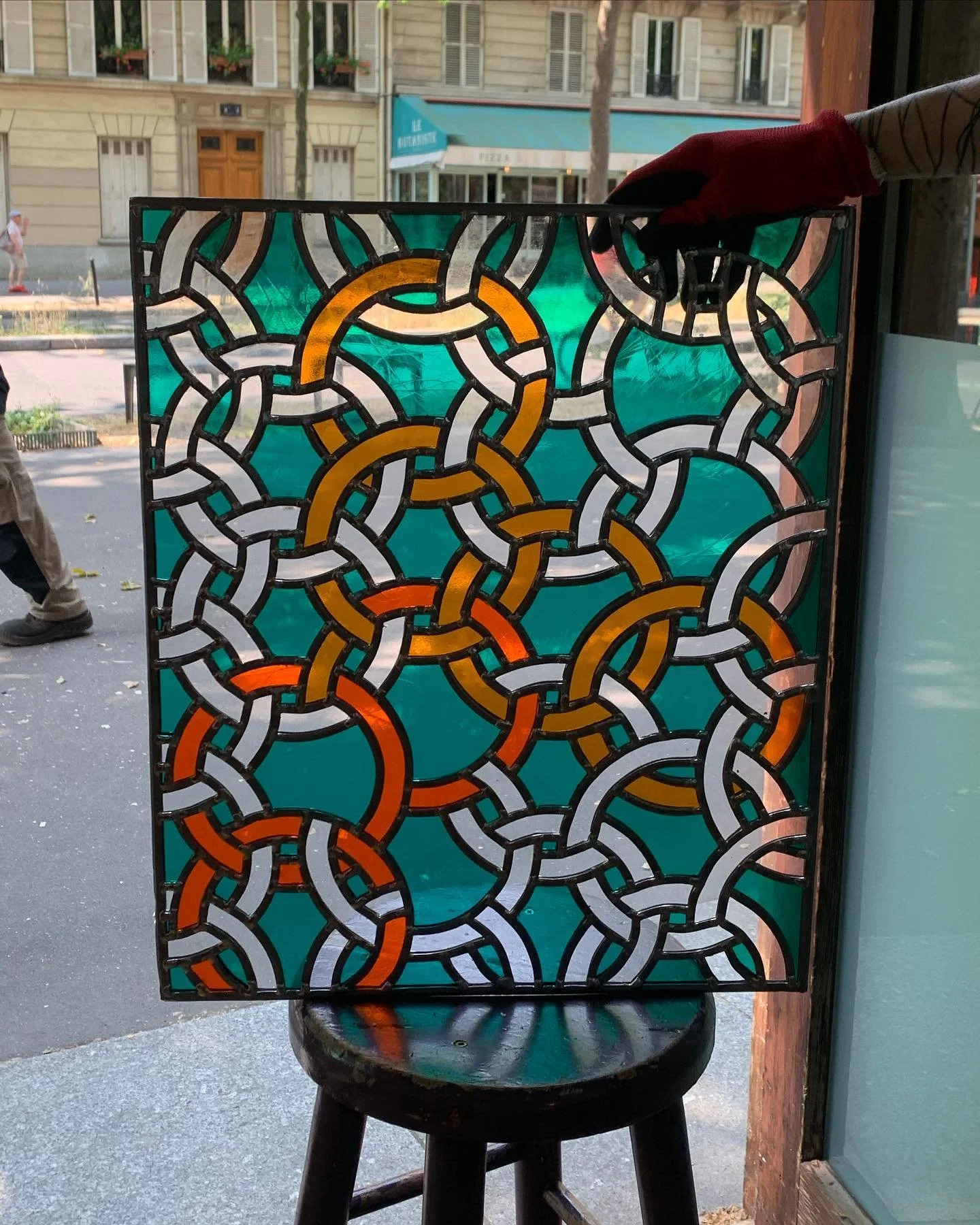 ~ Cystercienne ~

Trac&eacute; de la maquette, choix de couleurs (y en avait bcp) , d&eacute;coupe des calibres, coupe de verre, chemin de plombs et sertissage 😎⚒️

Montage costaud avec nombreux coudes !! Ce panneau m&rsquo;as permise d&rsquo;approf