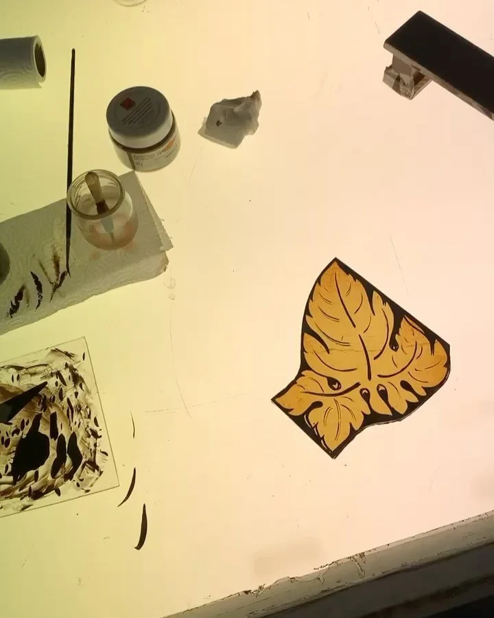 ~ Pi&egrave;ce de Restauration ~ ⚒️👩🏻&zwj;🎨 (ma 1&egrave;re !)

Feuille de ch&acirc;taignier qui est destin&eacute; a un panneau dans une cage d&rsquo;escalier ! 
Grisaille au vinaigre Brun XVI
Aide pour l&rsquo;atelier (Au Passeur De Lumi&egrave;