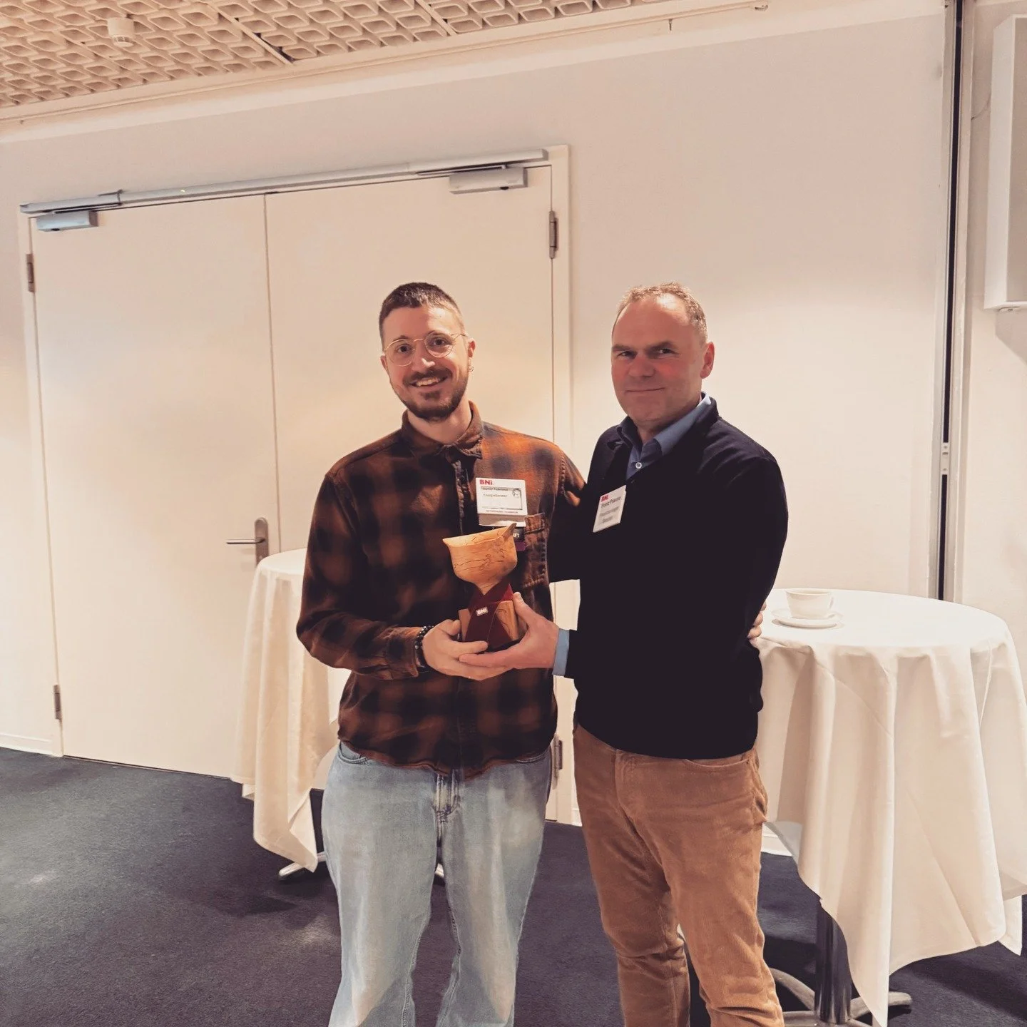 Heute durfte ich mal wieder einen ganz besonderen Moment erleben.
Ich habe den Preis f&uuml;r die beste Kurzpr&auml;sentation 🏆 erhalten.

&bdquo;Selbst als er aus dem Konzept gebracht wurde, hat er ruhig, souver&auml;n und mit Haltung zu Ende gef&u