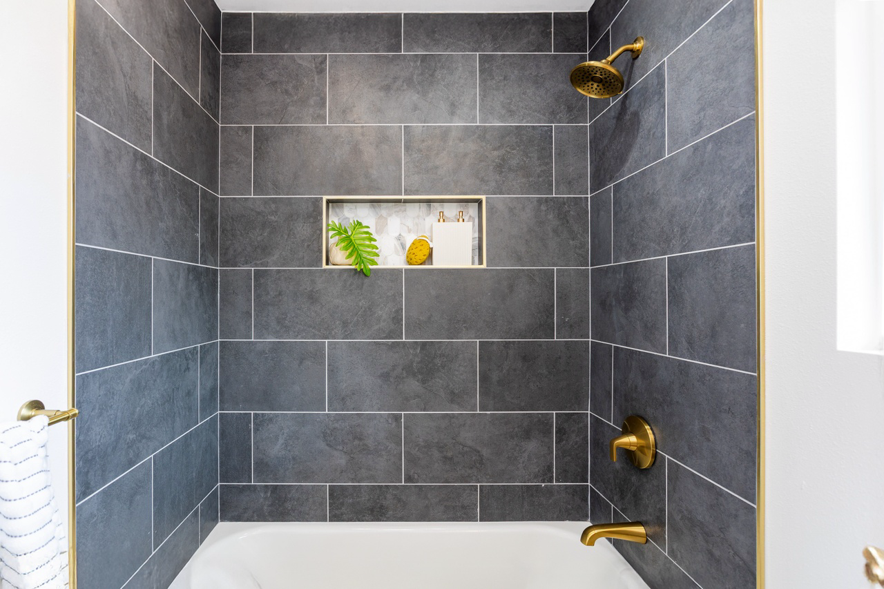 OGC_16-2072LehuaDr-bathroom2.png
