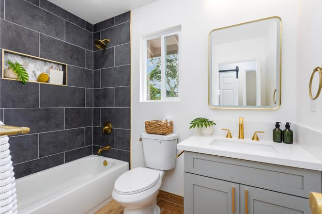 OGC_16-2072LehuaDr-bathroom4.png