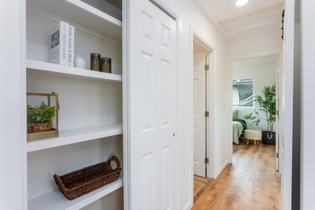OGC_16-2072LehuaDr-hallway.png
