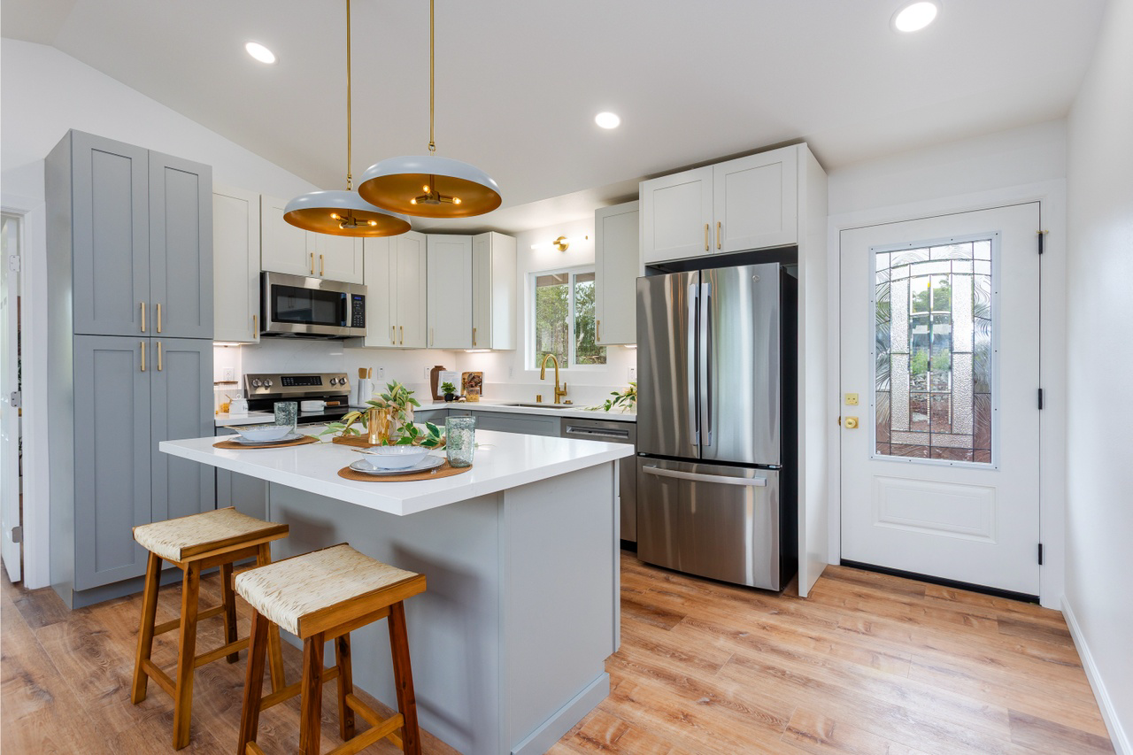 OGC_16-2072LehuaDr-kitchen.png