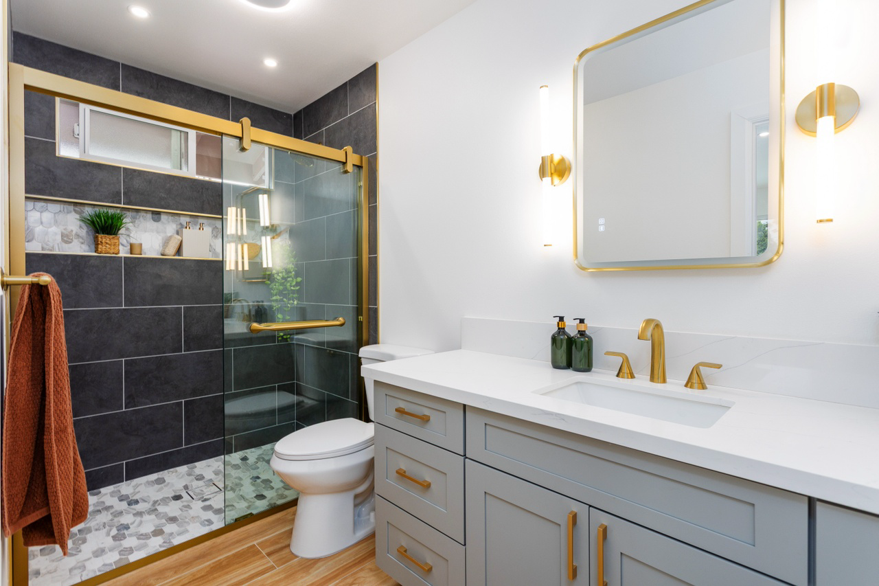 Ohana Capital Group Home 16-2072 Lehua Dr.  Furnished Bathroom