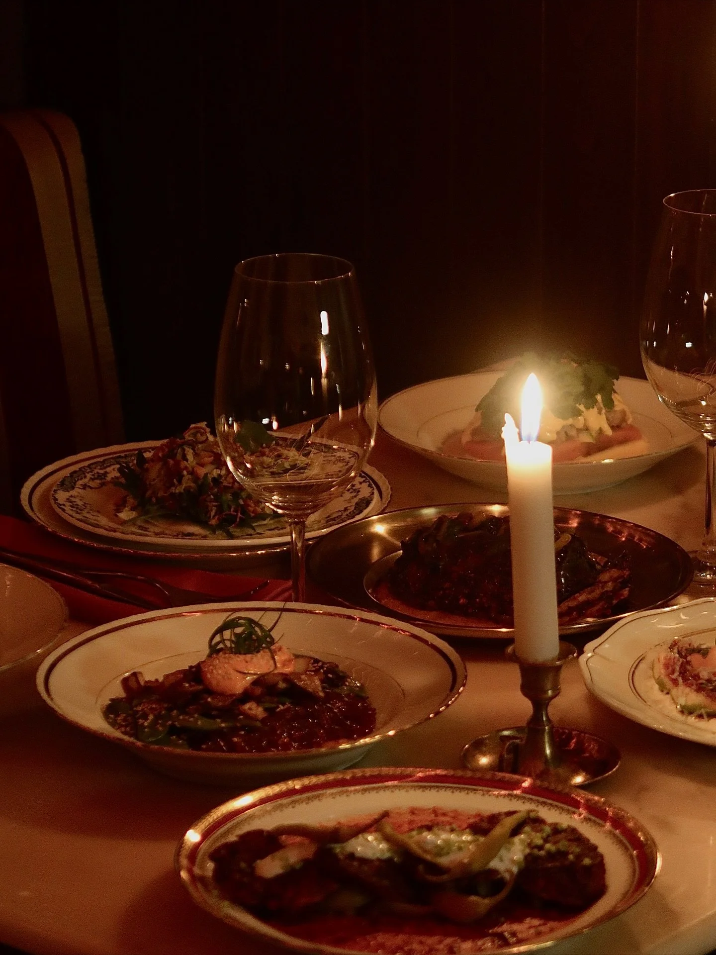 Velas, vino y magia en cada plato.
As&iacute; se vive la noche en Z&iacute;ngara

Reservas en nuestra web
Link en bio