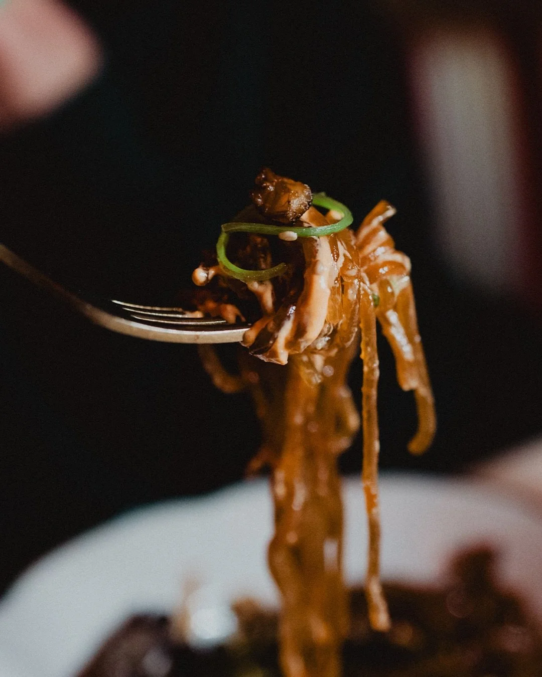 Nuestros Noodles de boniato no son solo un plato, son un contraste de texturas y sabores. Con mayonesa de kimchi de nabo, setas y tirabeques.

La cocina plant-based puede ser intensa, sorprendente y completamente adictiva.

Ven a vernos en📍 Plaza de